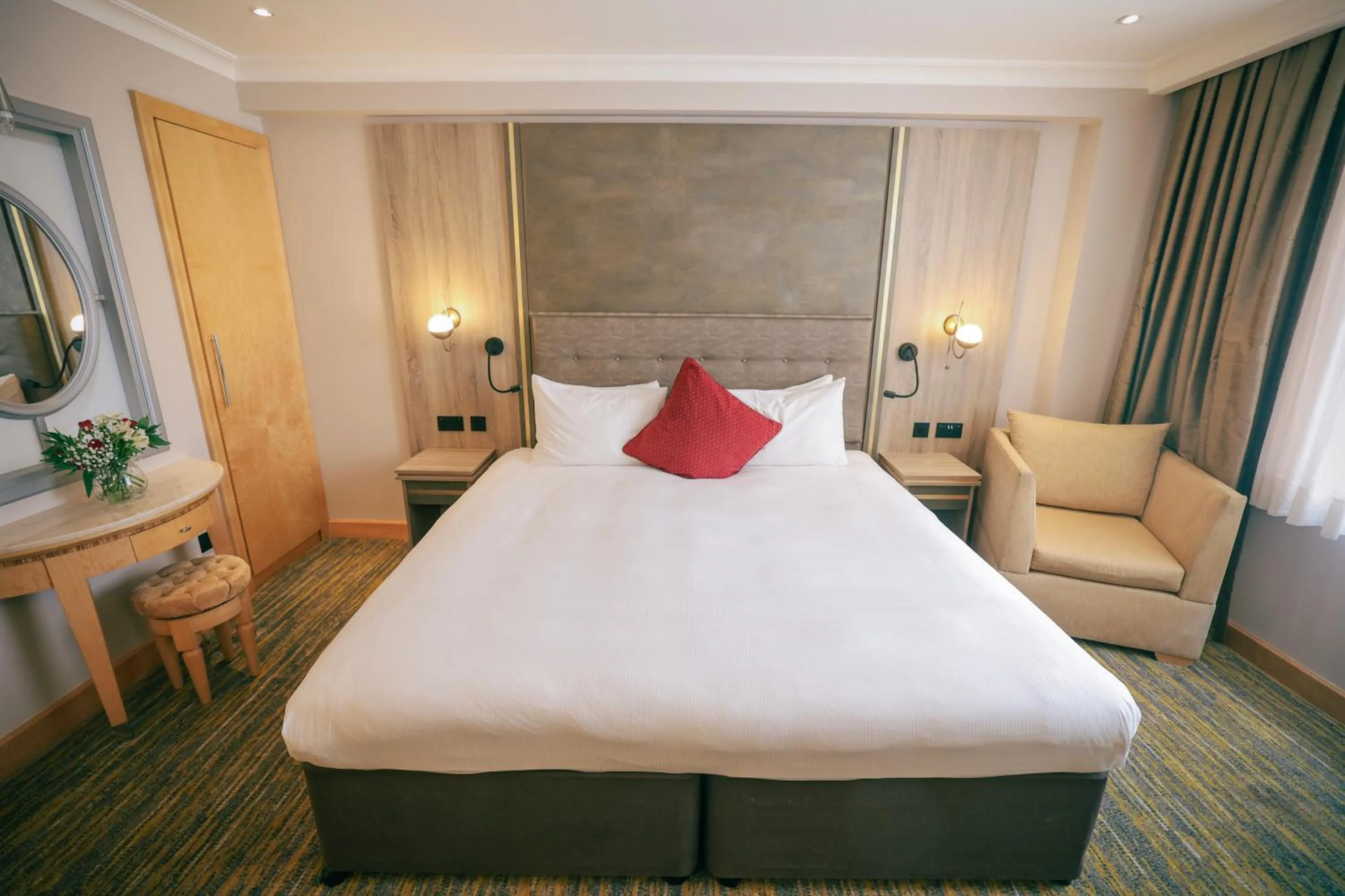 Bedroom, Bed in Courthouse Hotel London