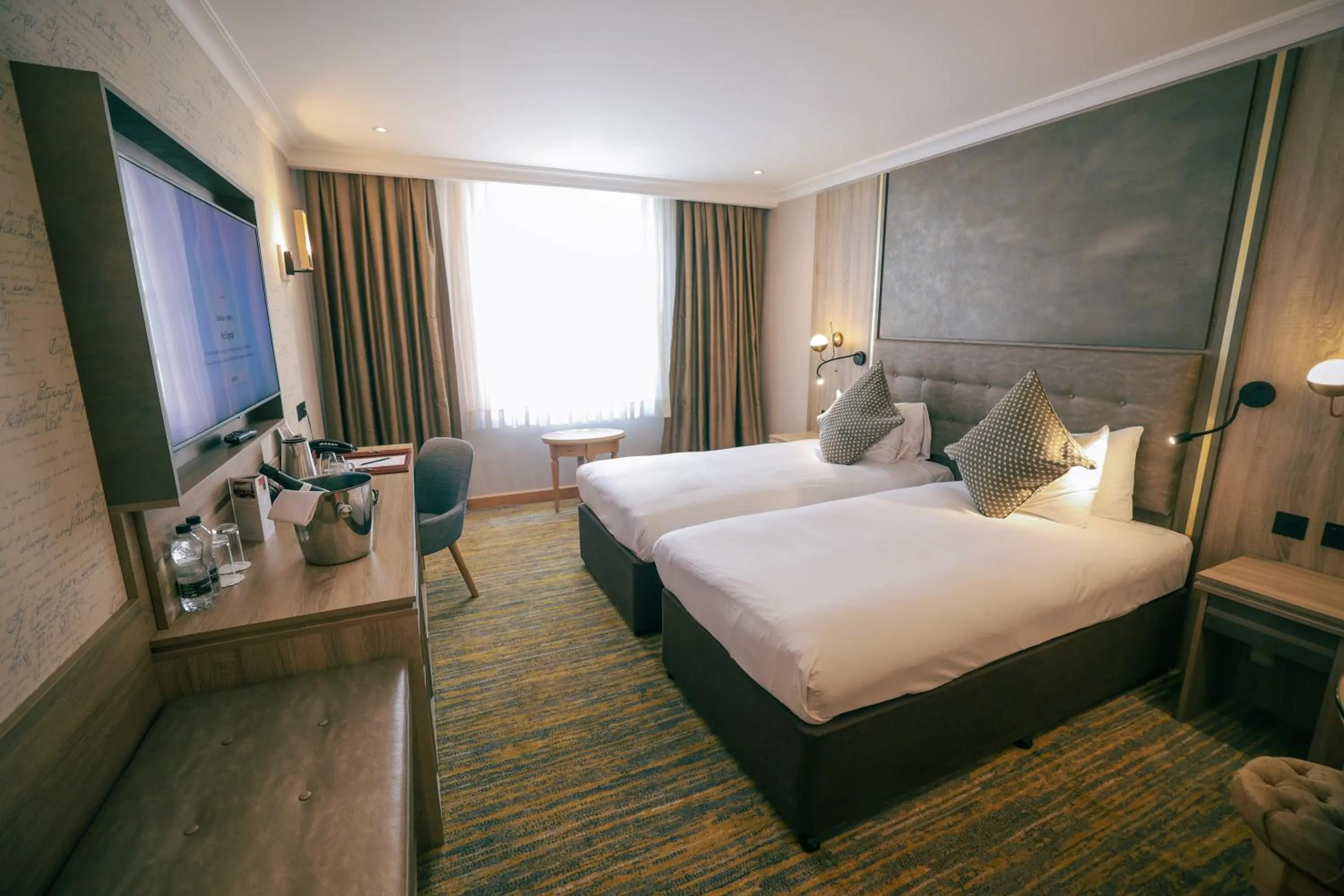 Bedroom, Bed in Courthouse Hotel London