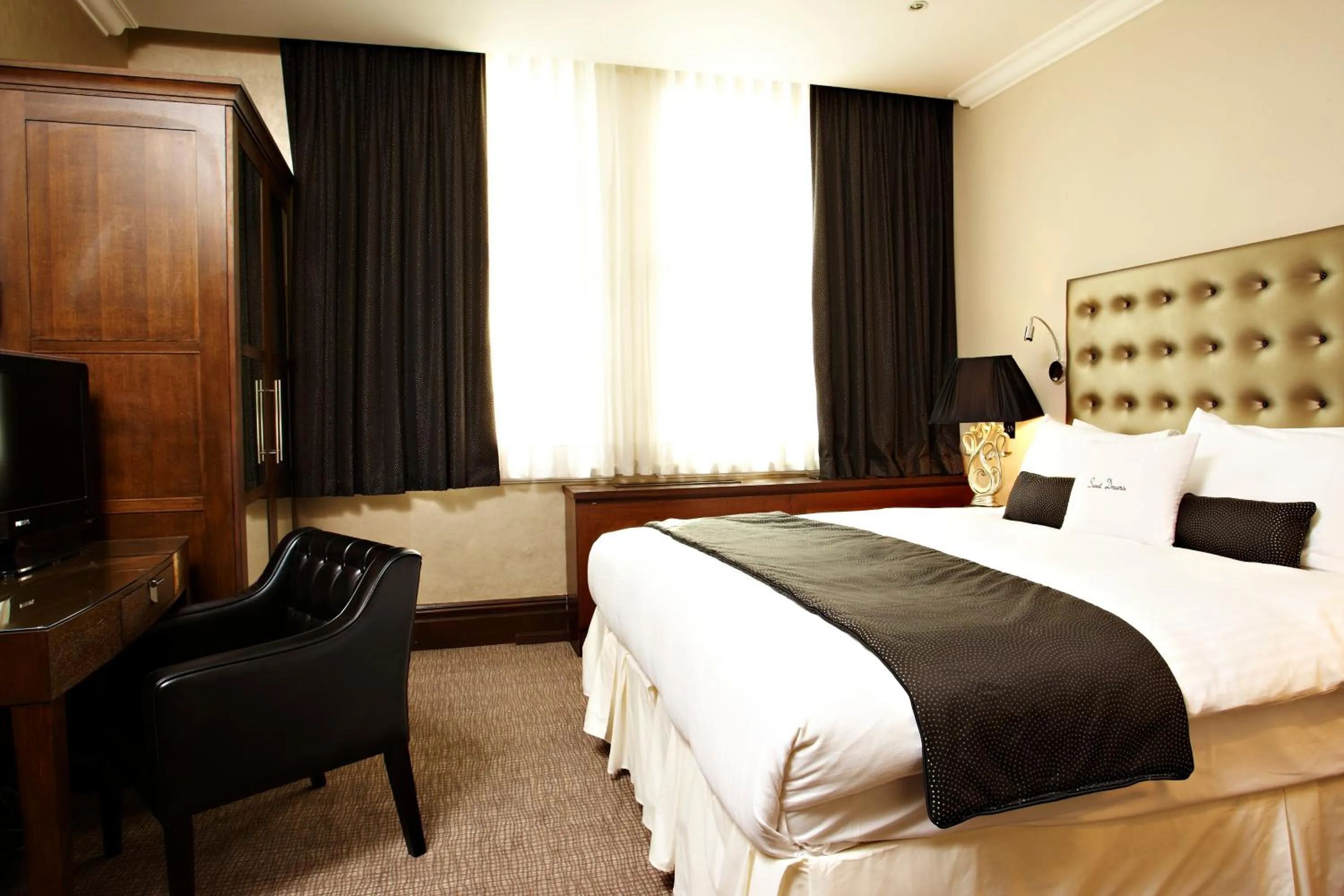 Photo of the whole room, Bed in Courthouse Hotel London