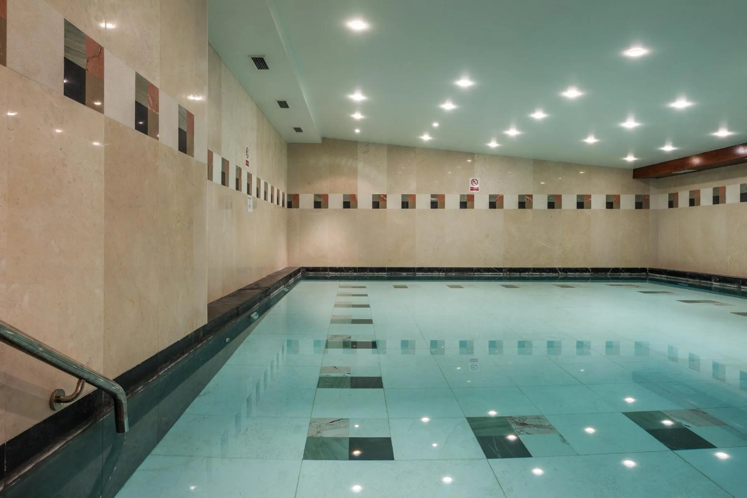 Swimming pool in Courthouse Hotel London