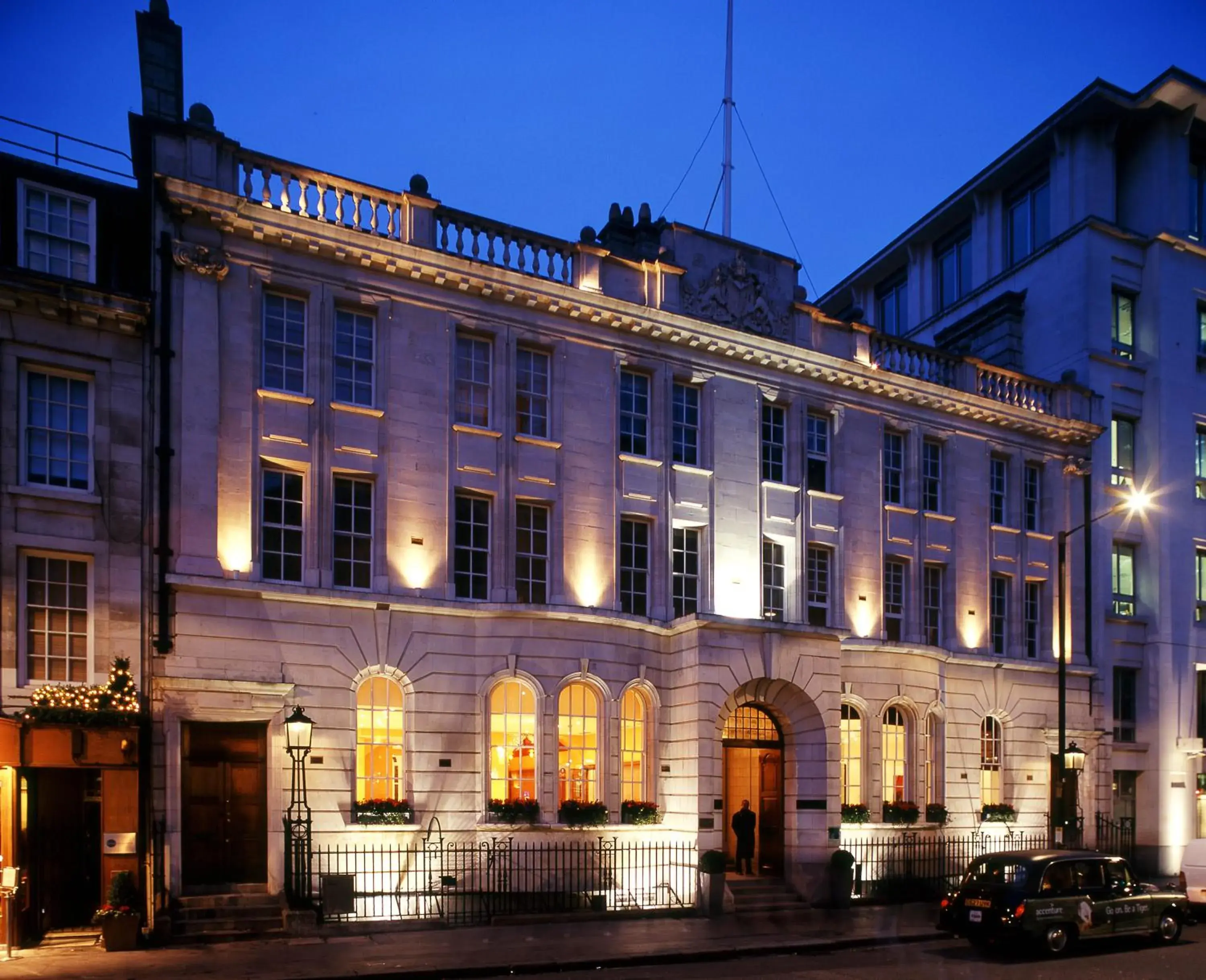 Property building in Courthouse Hotel London Property building in Courthouse Hotel London