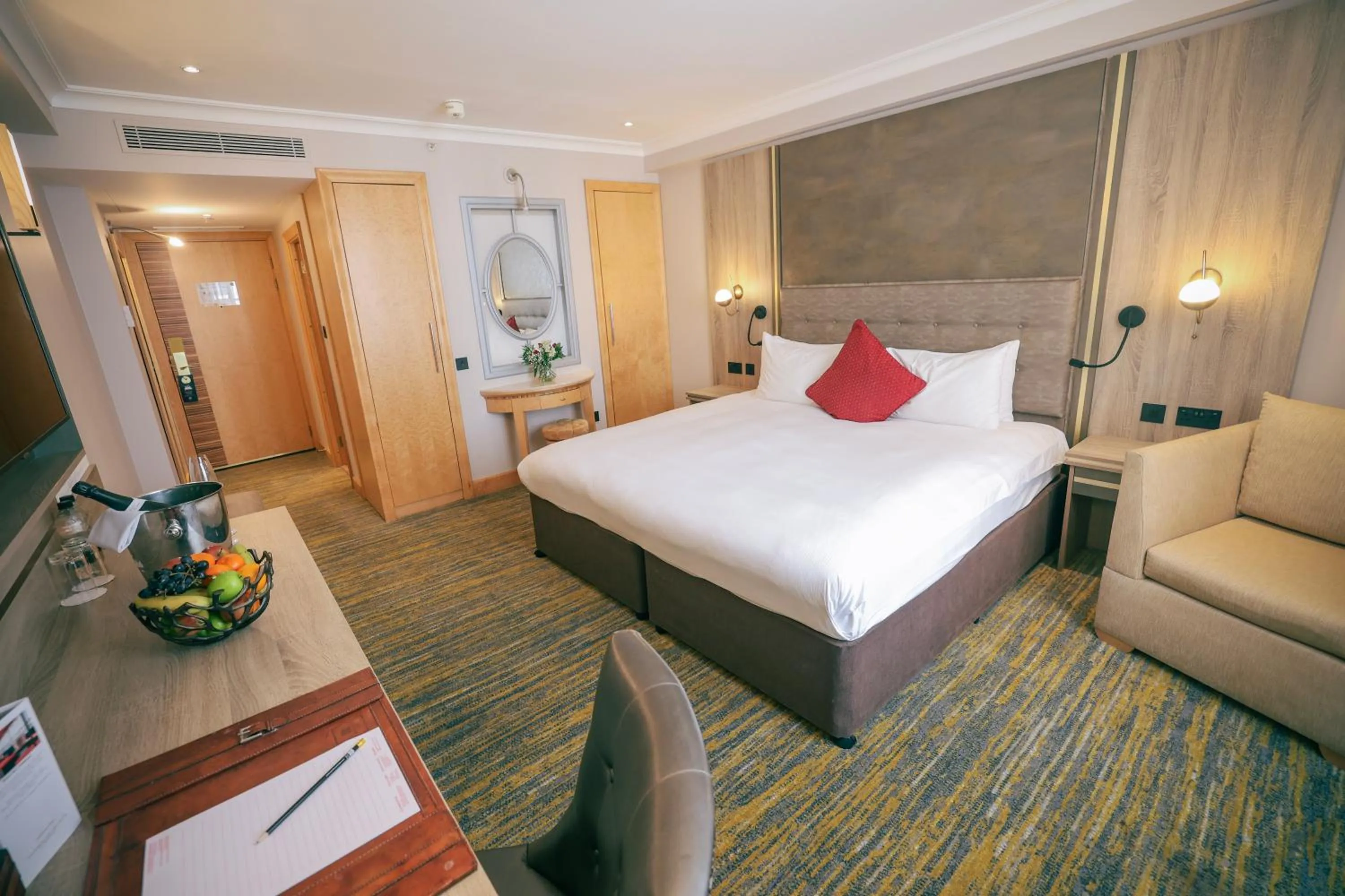 Bedroom, Bed in Courthouse Hotel London