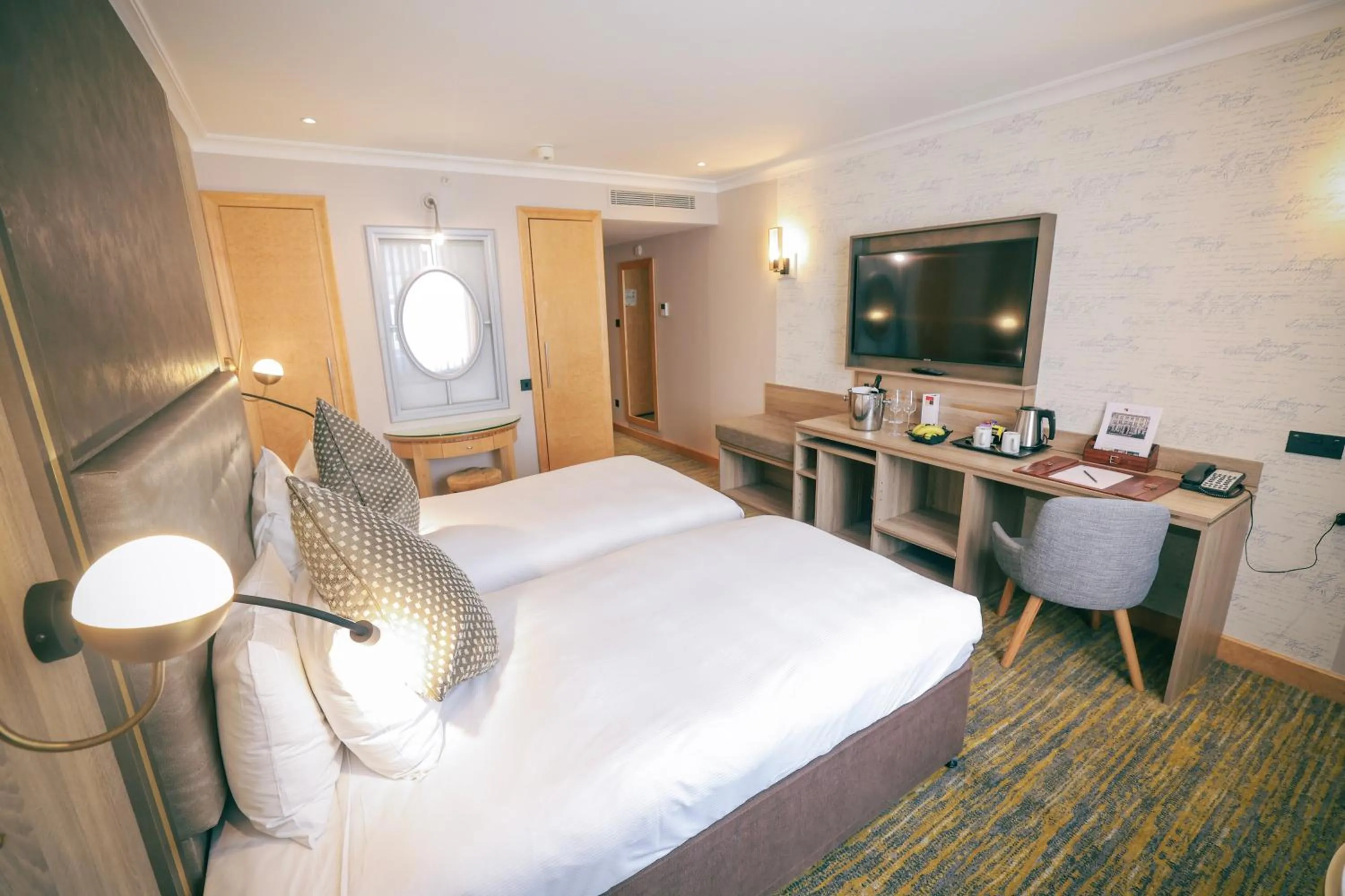 Bedroom, Bed in Courthouse Hotel London