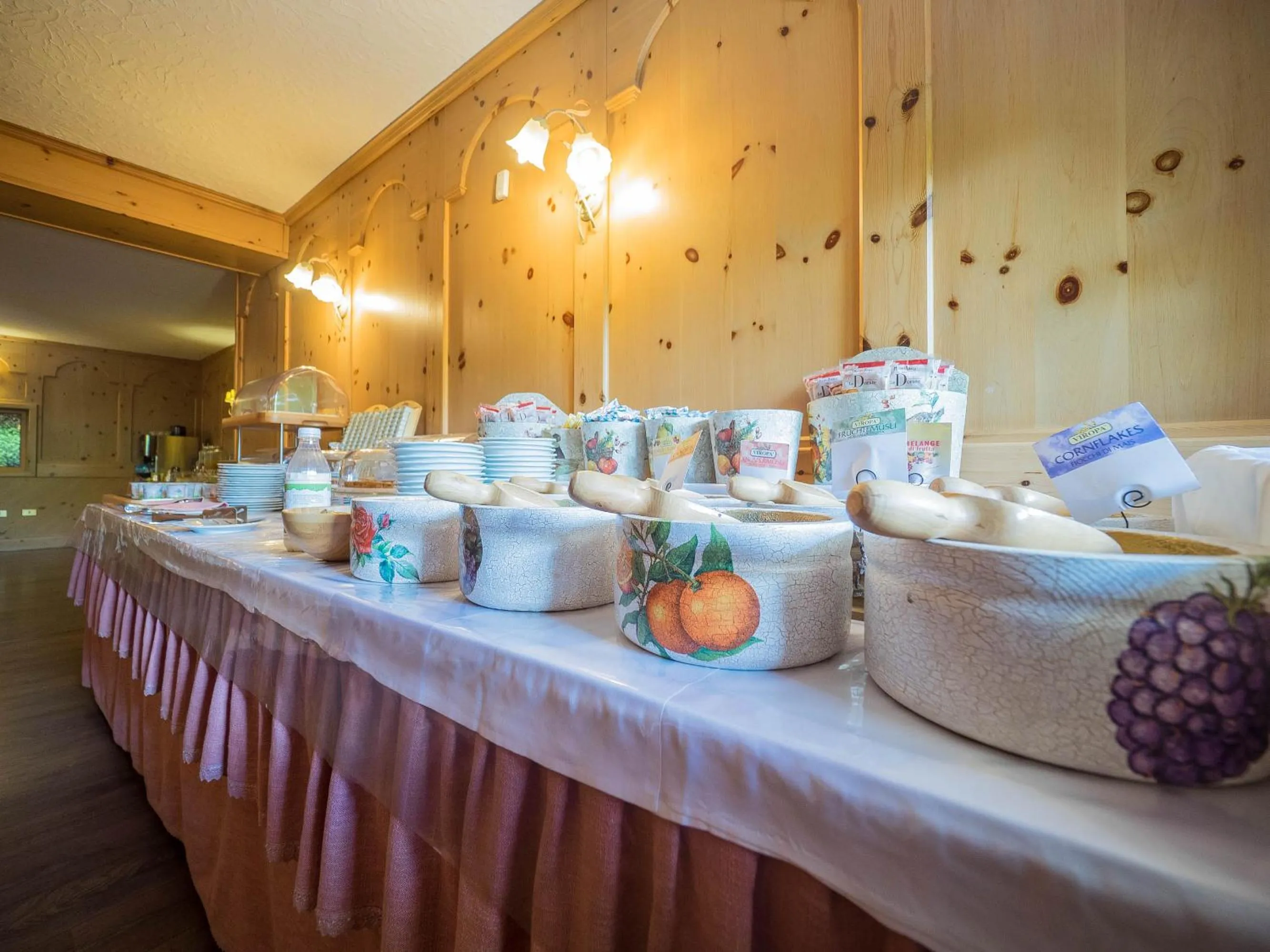 Buffet breakfast in Hotel Baita della Luna