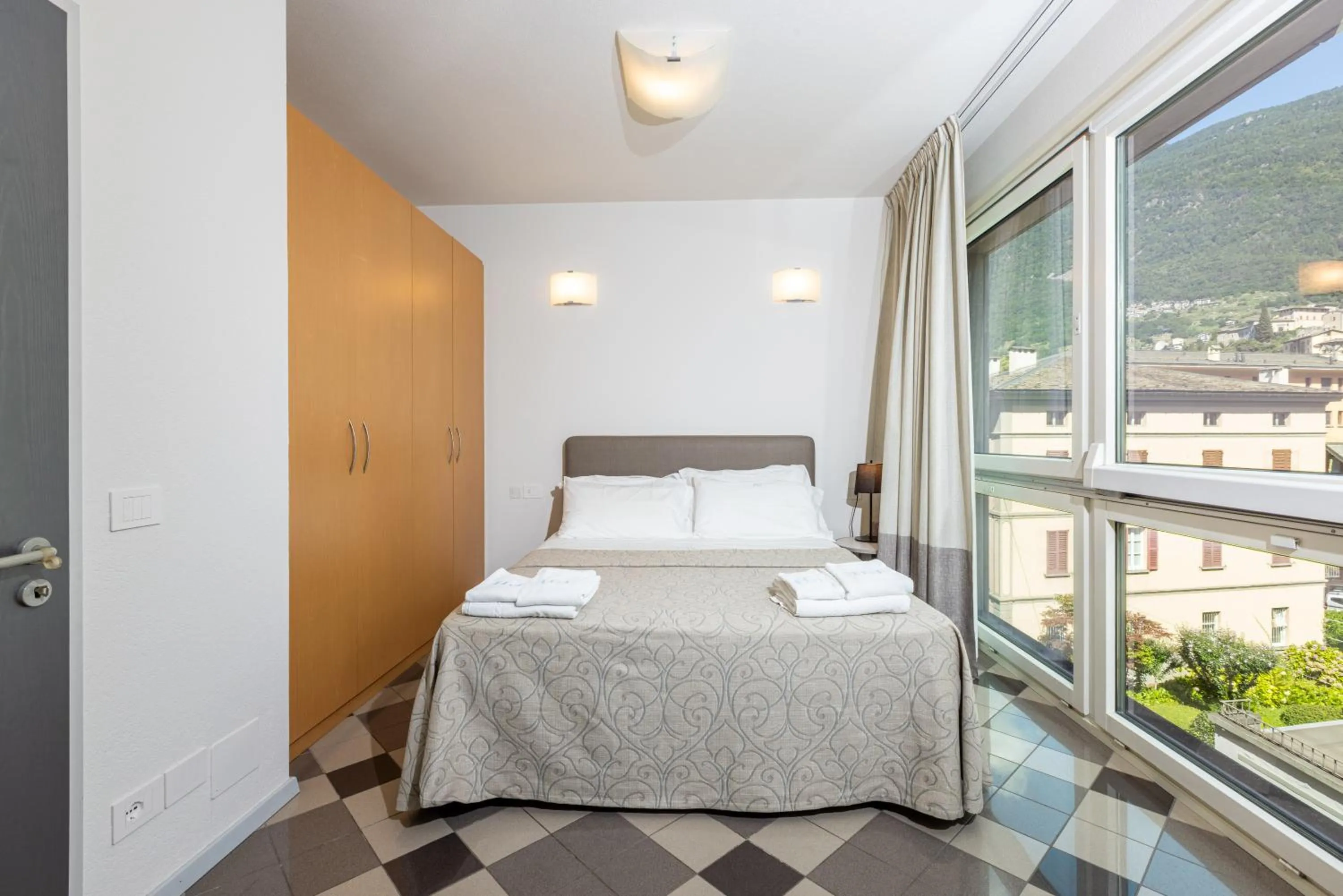 Photo of the whole room, Bed in Piazzi House