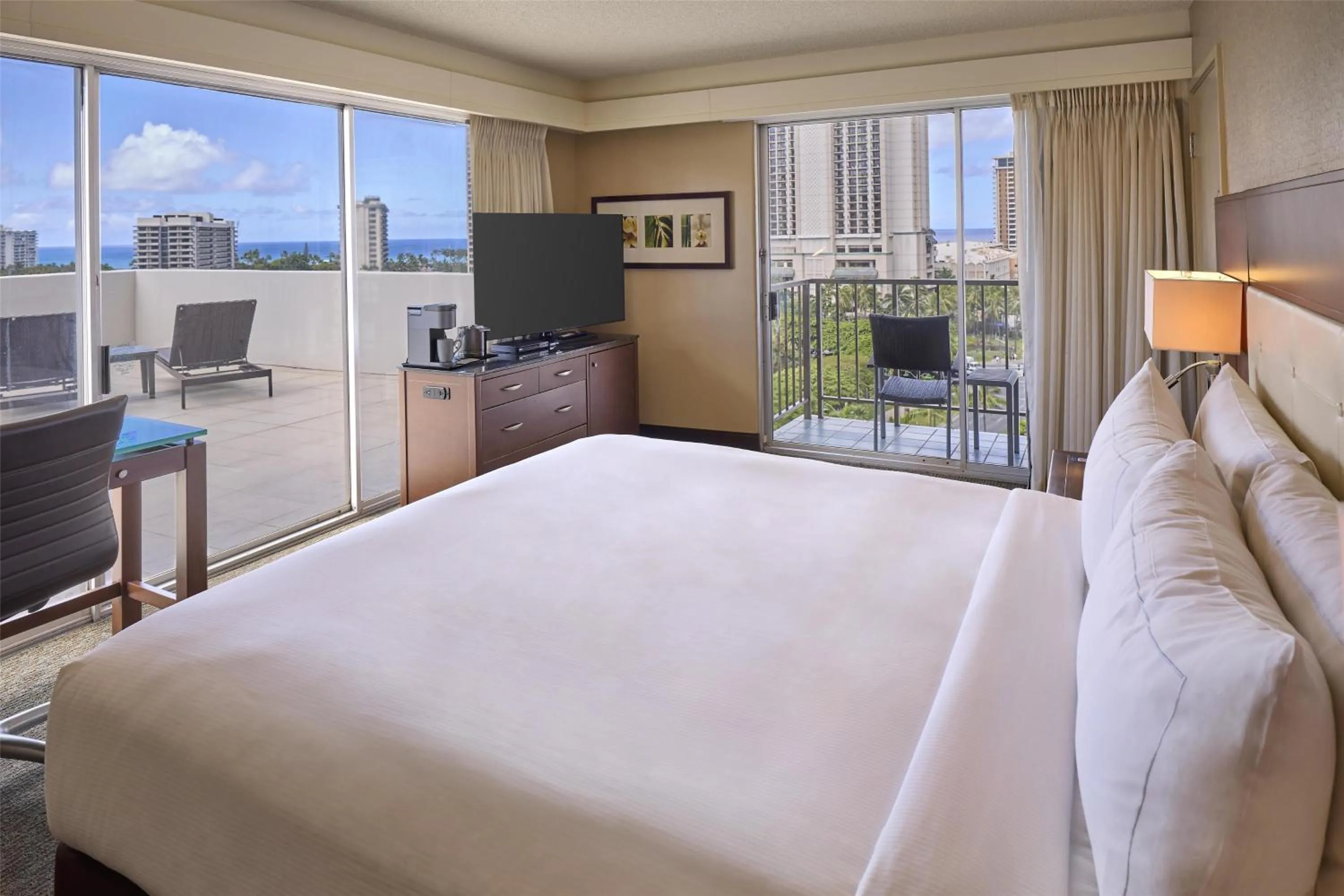 Bed in DoubleTree by Hilton Alana - Waikiki Beach