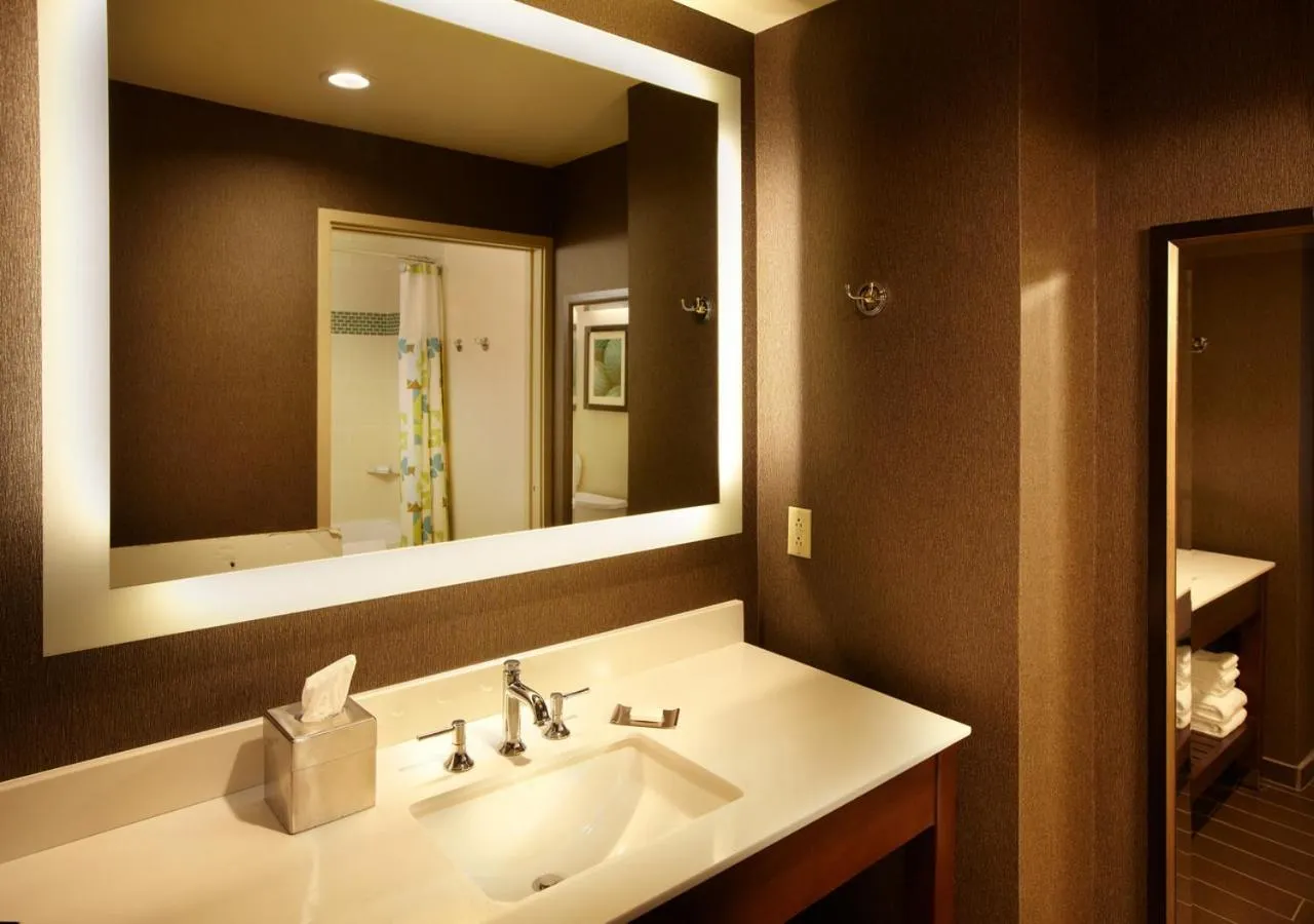 Bathroom in DoubleTree by Hilton Alana - Waikiki Beach
