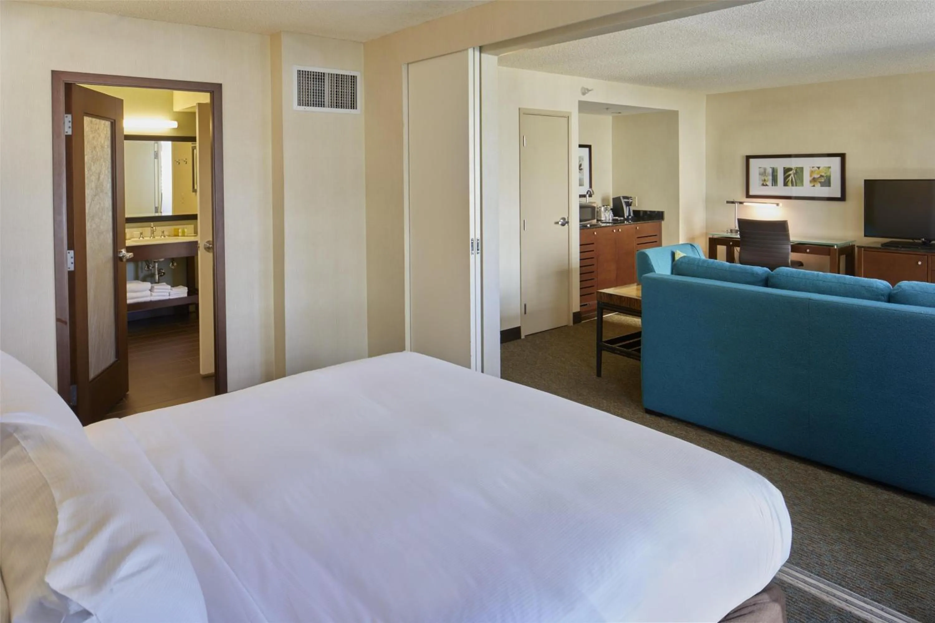 Bed in DoubleTree by Hilton Alana - Waikiki Beach