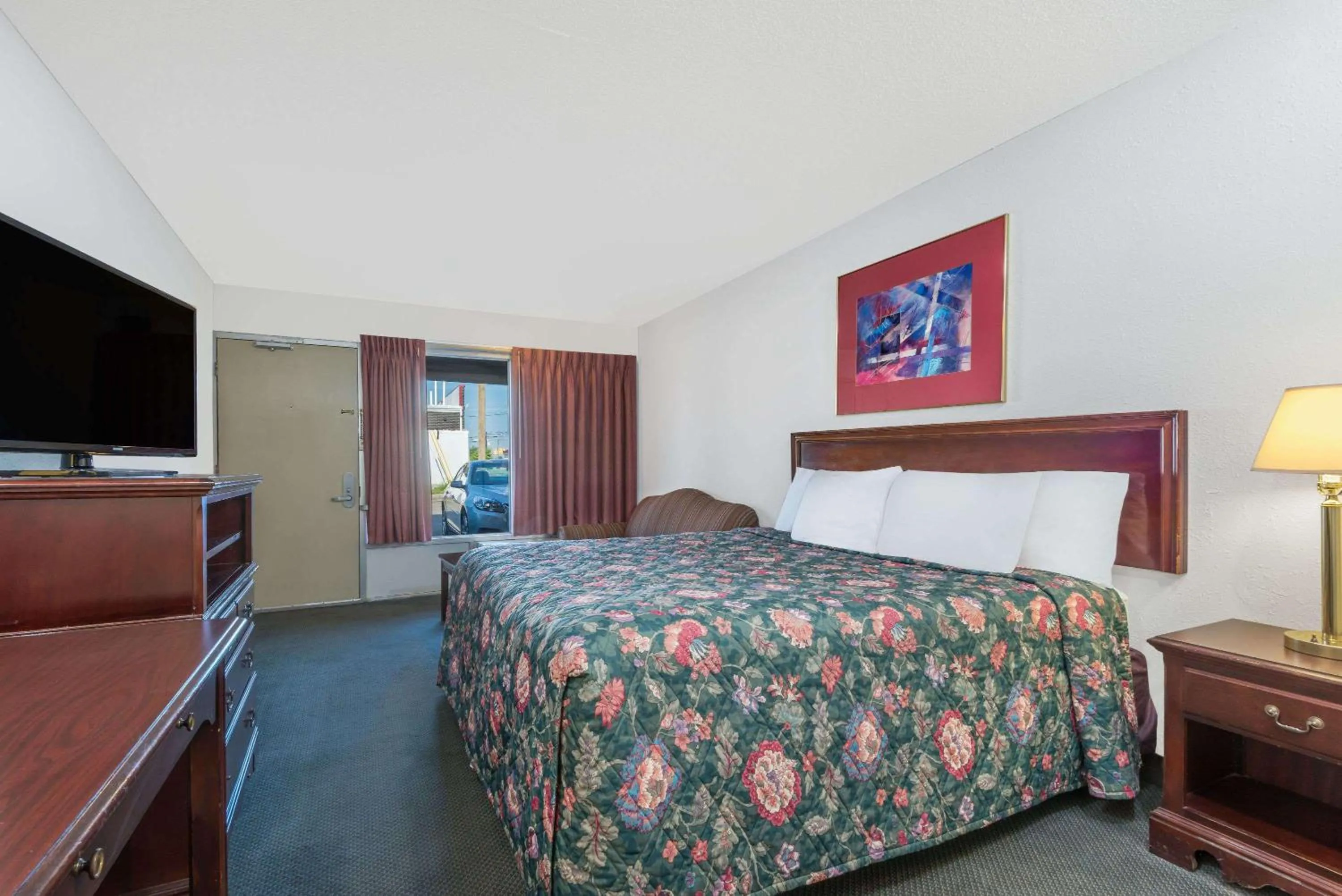 Photo of the whole room, Bed in Days Inn by Wyndham Mt. Sterling