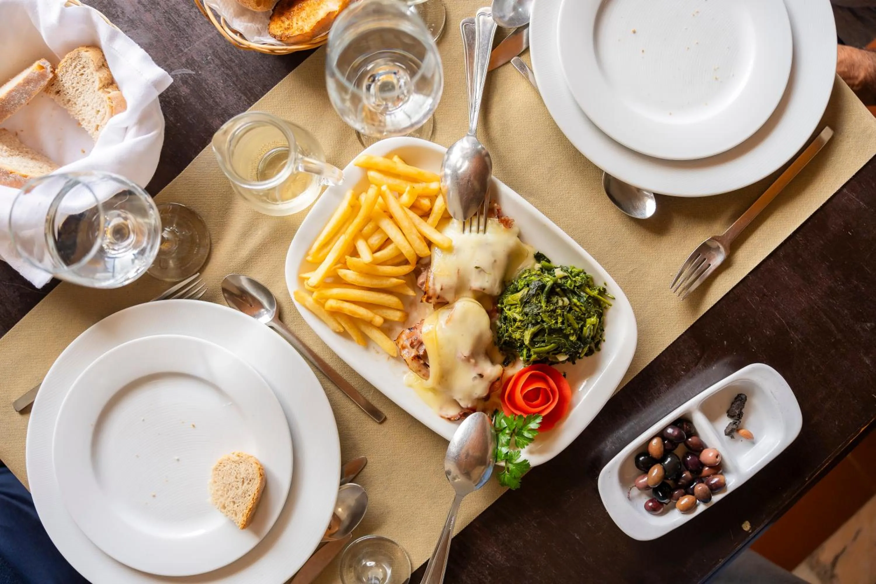 Food and drinks in Lavanda Hotel Mira Serra