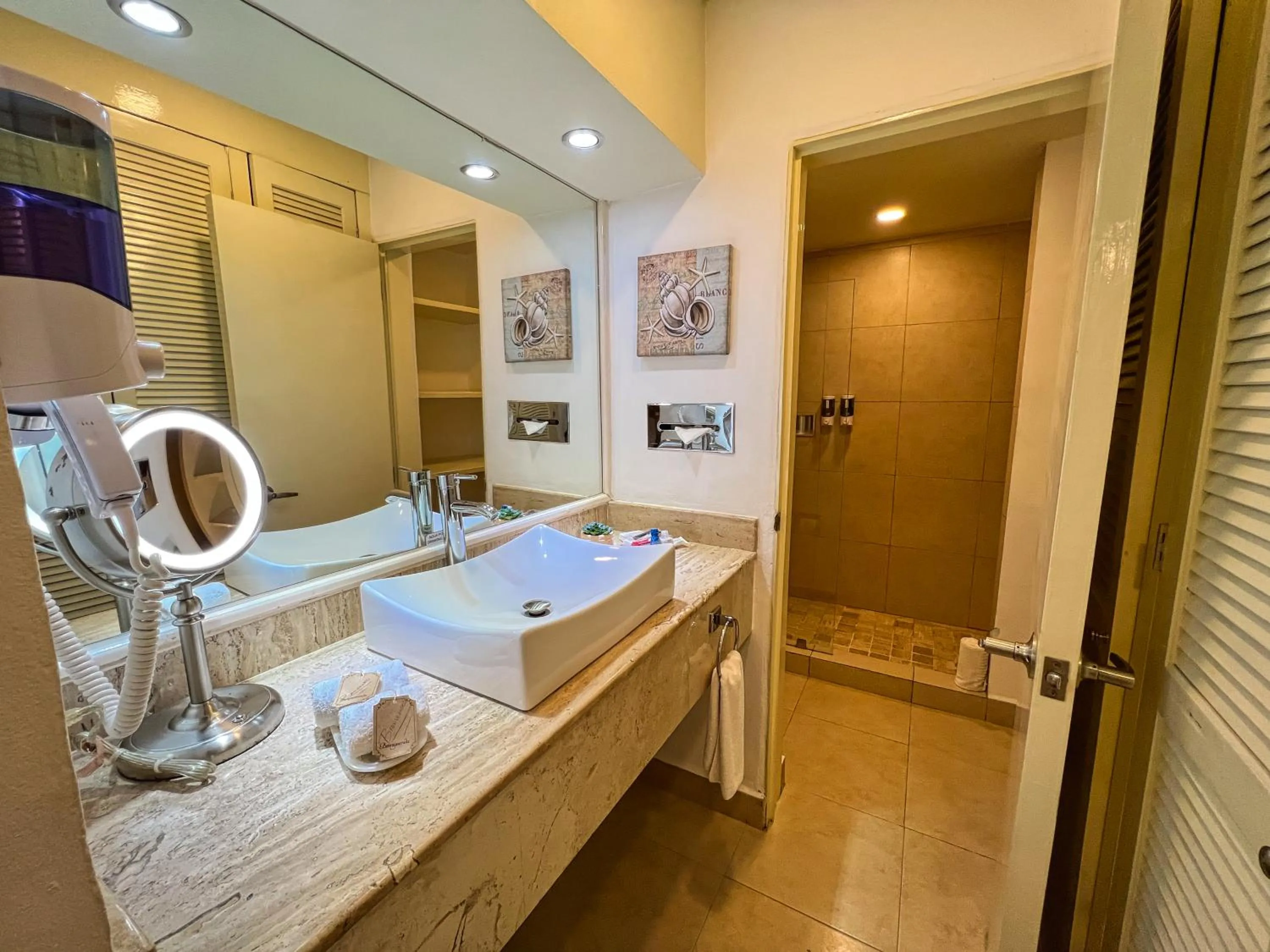 Bathroom in Binniguenda Huatulco & Beach Club