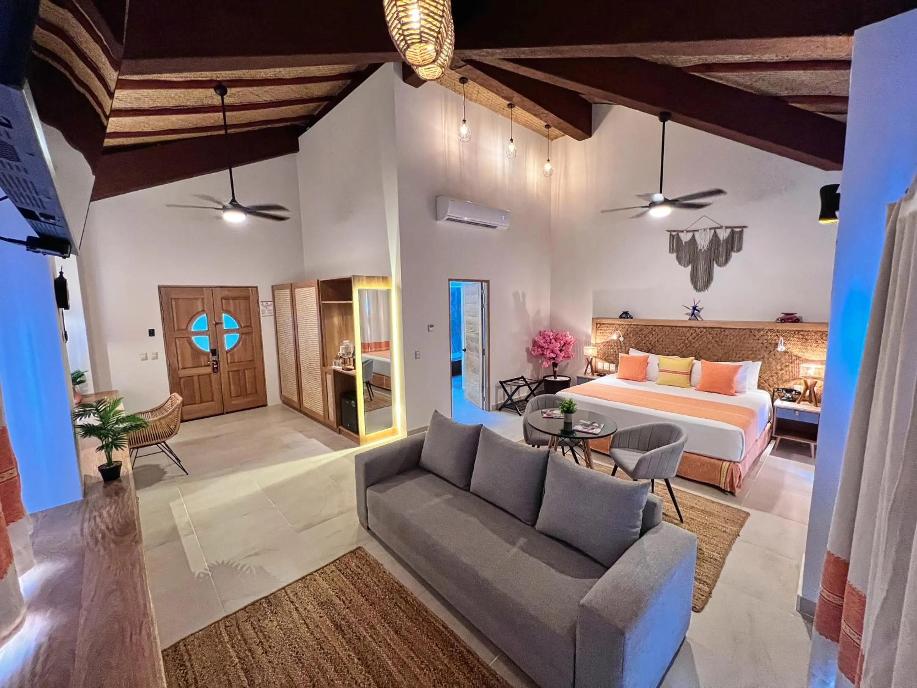 Photo of the whole room, Bed in Binniguenda Huatulco & Beach Club