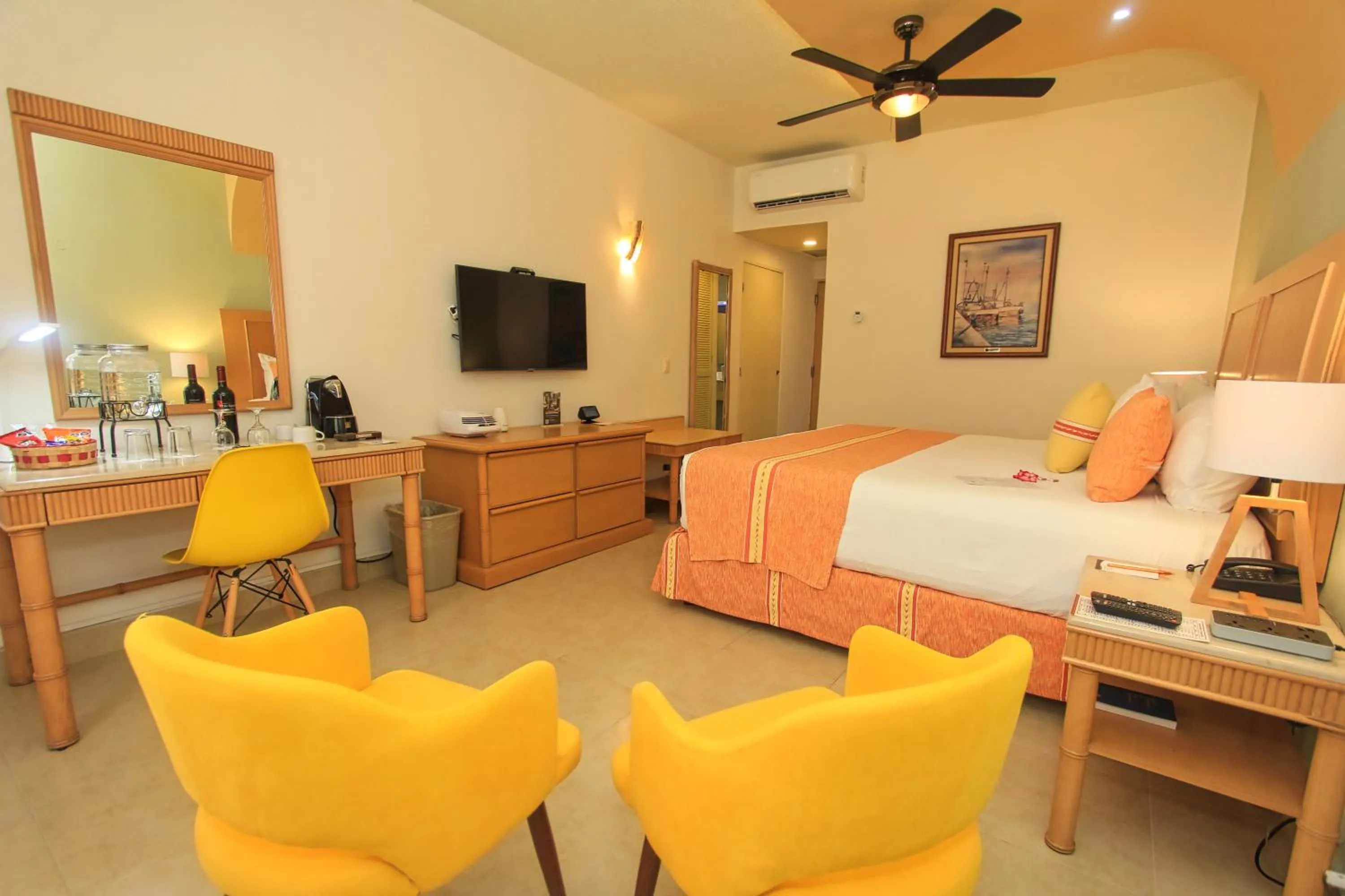 Photo of the whole room, Bed in Binniguenda Huatulco & Beach Club