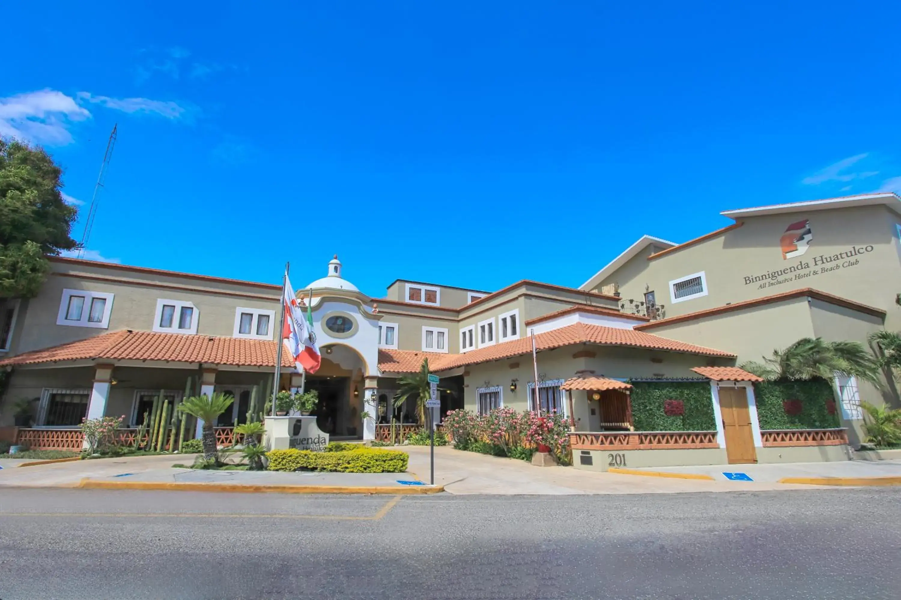 Facade/entrance in Binniguenda Huatulco & Beach Club Facade/entrance in Binniguenda Huatulco & Beach Club