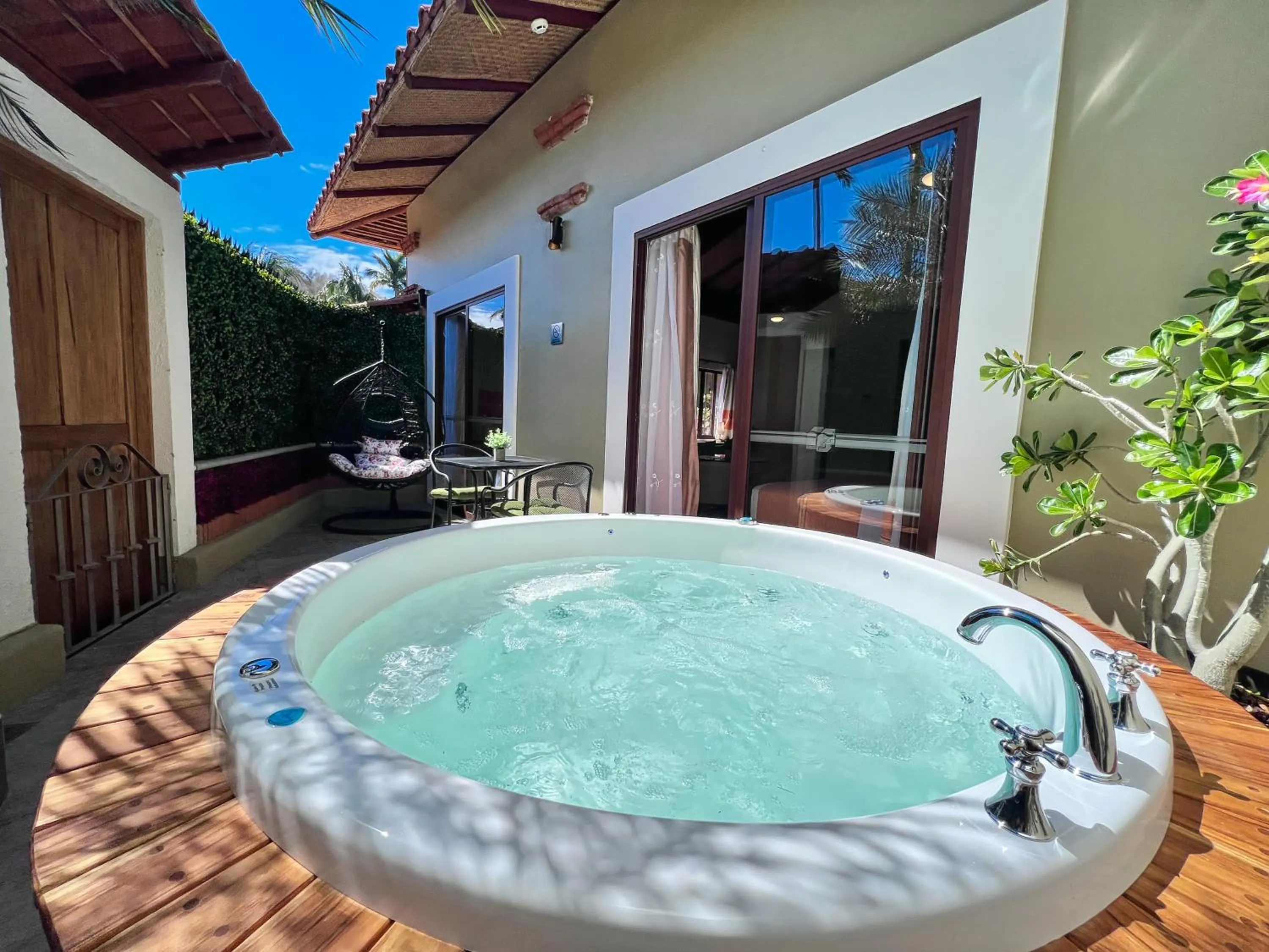 Hot Tub in Binniguenda Huatulco & Beach Club