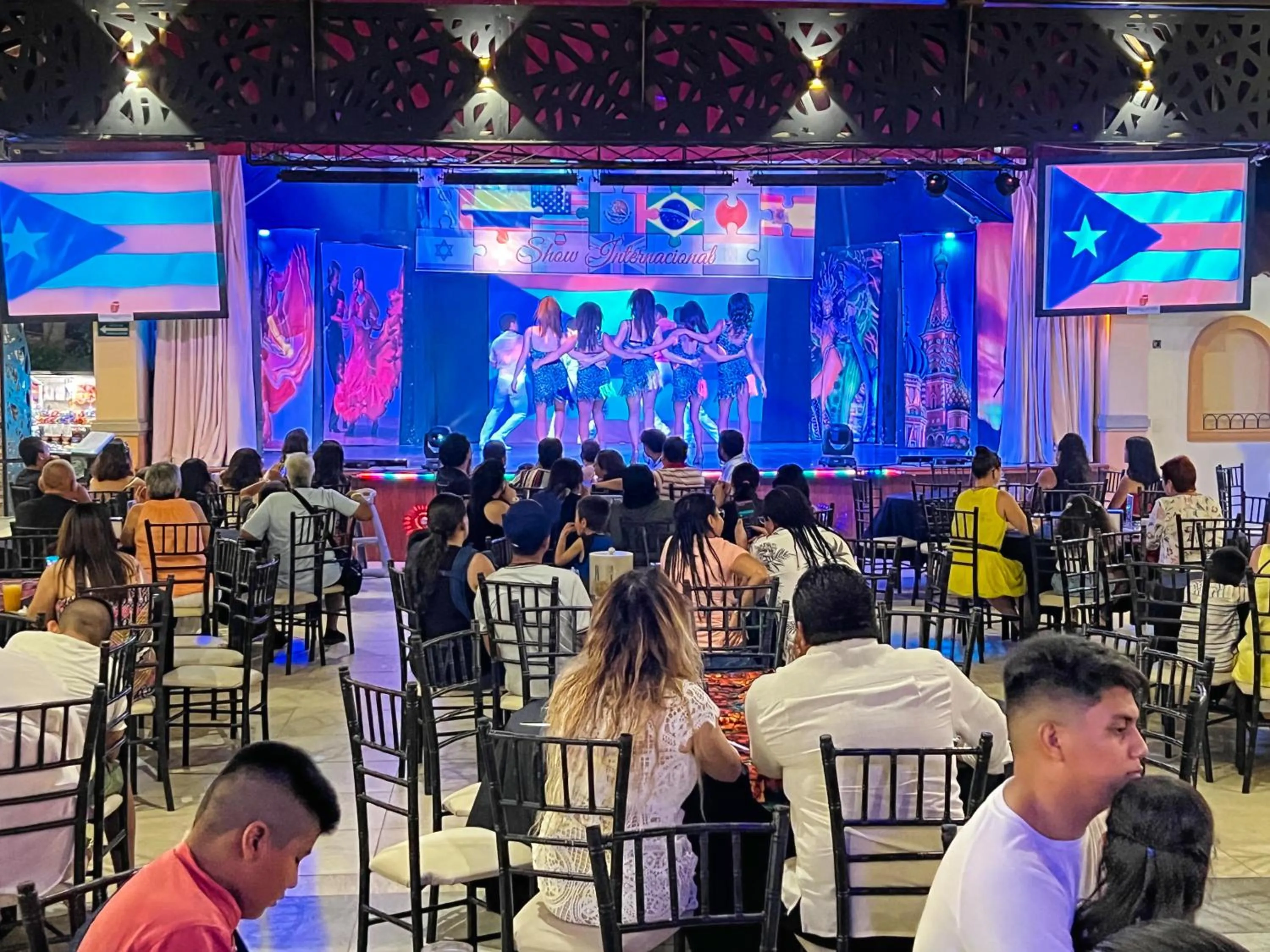 Evening entertainment in Binniguenda Huatulco & Beach Club