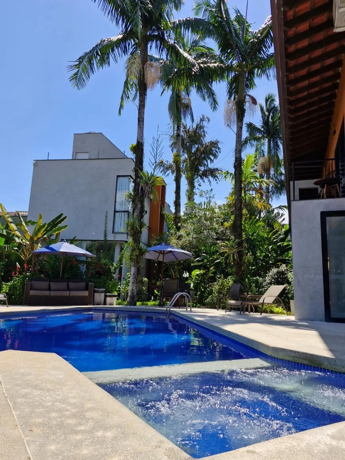 Swimming pool in Pousada Armação de Camburi