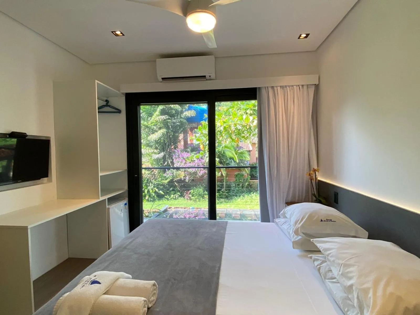 Bedroom, Bed in Pousada Armação de Camburi
