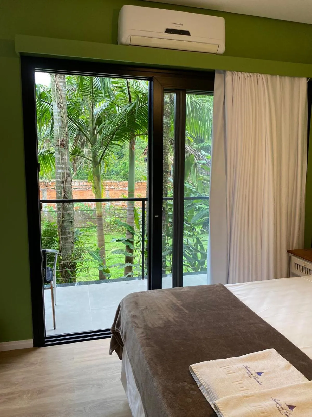 Balcony/Terrace, Bed in Pousada Armação de Camburi