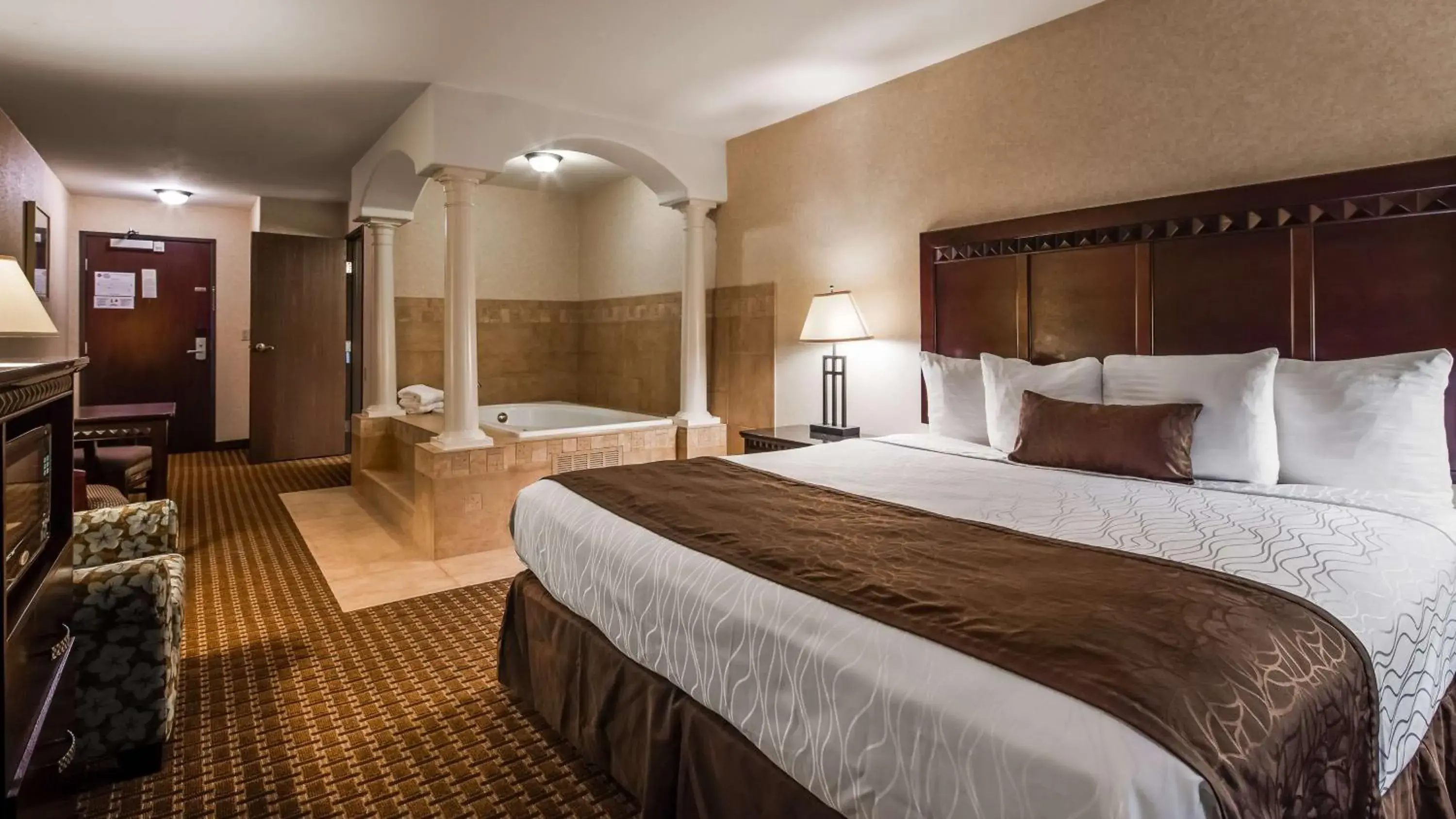 King Suite with Jacuzzi - Non Smoking in Best Western Plus Main Street Inn King Suite with Jacuzzi - Non Smoking in Best Western Plus Main Street Inn