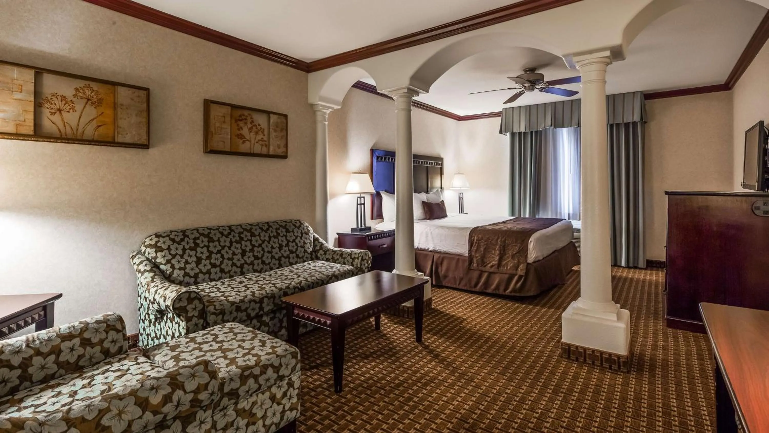 Photo of the whole room, Bed in Best Western Plus Main Street Inn