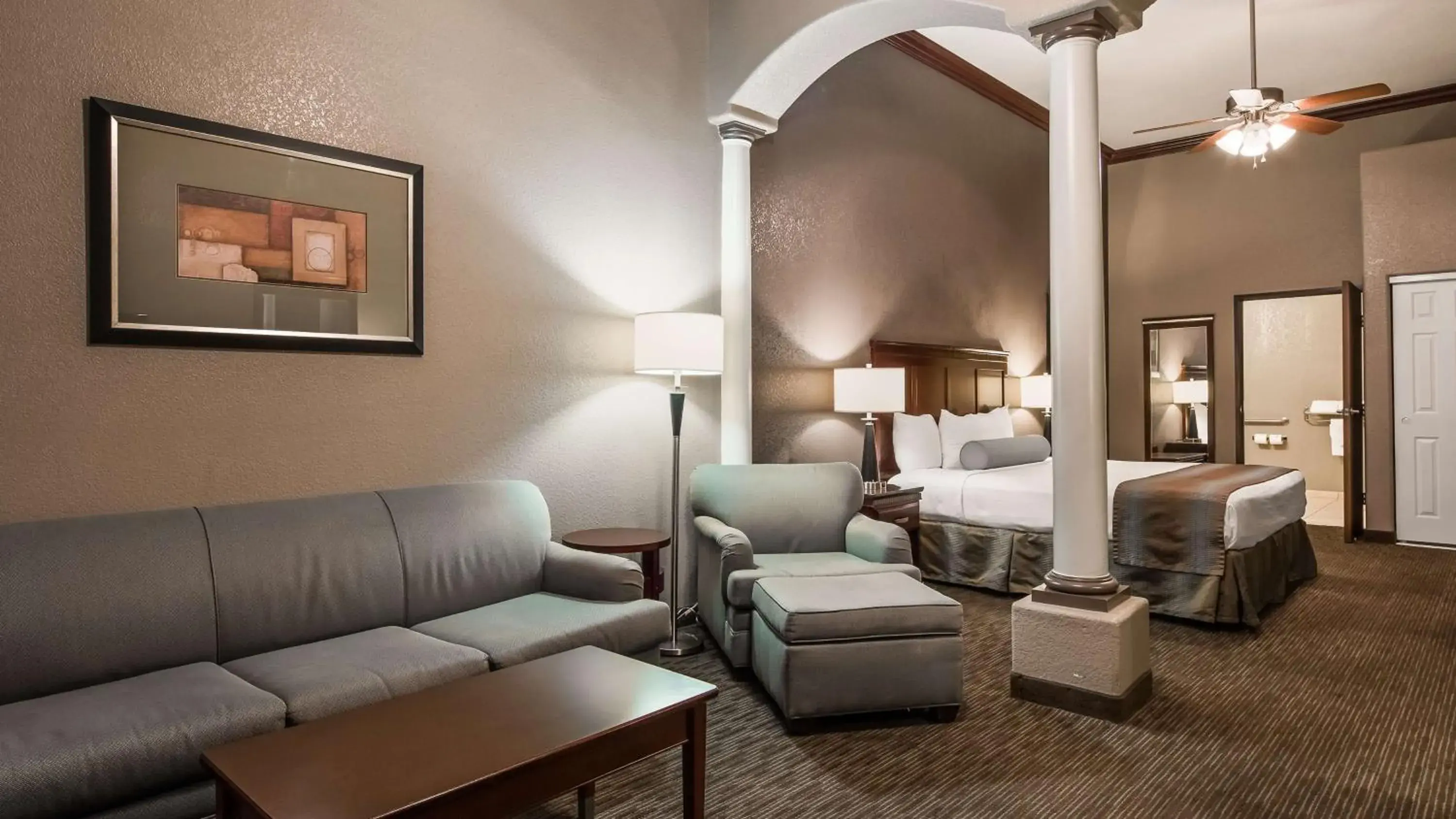 Living room in Best Western Plus Main Street Inn Living room in Best Western Plus Main Street Inn