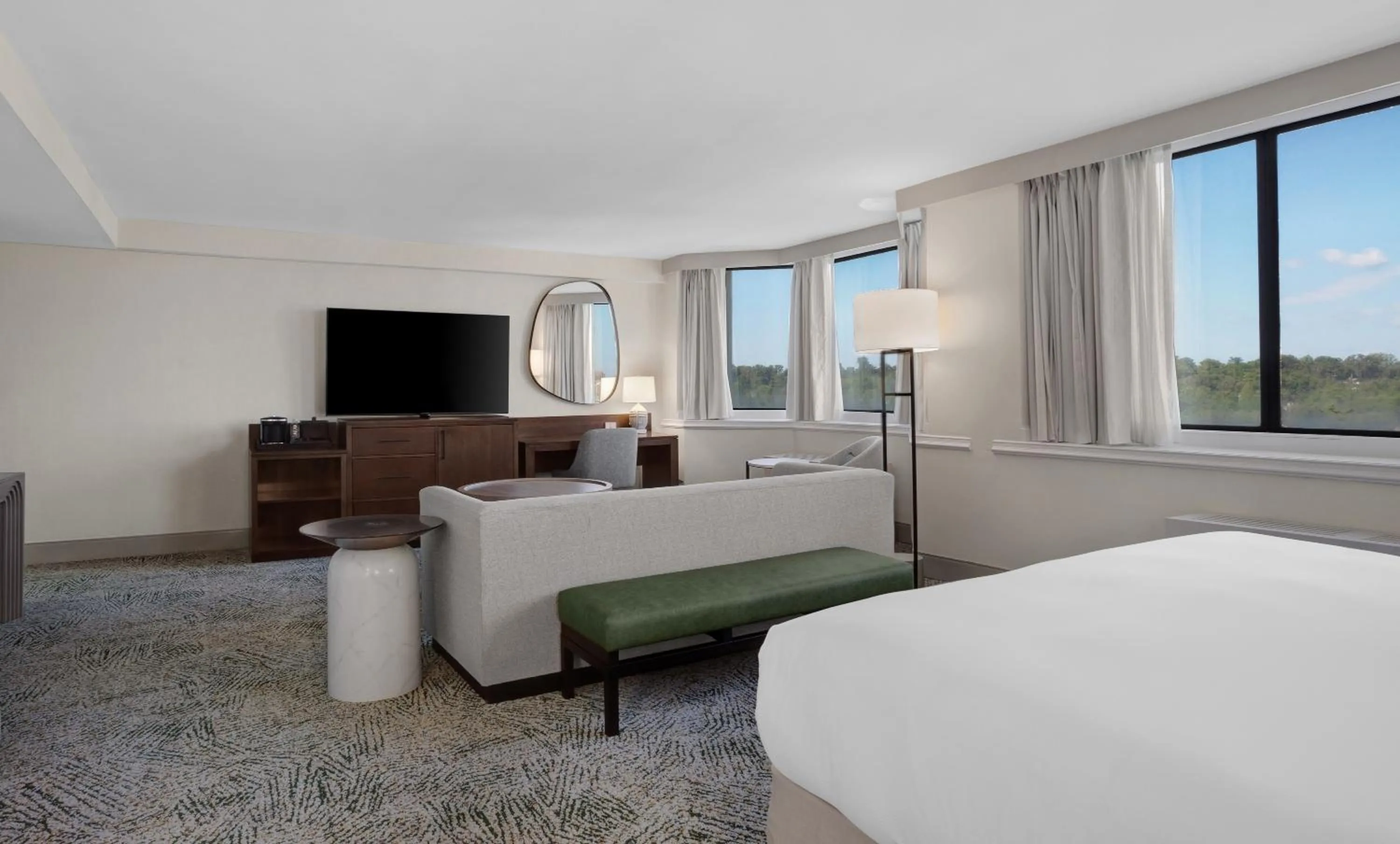 Seating area, Bed in Hilton Arlington National Landing