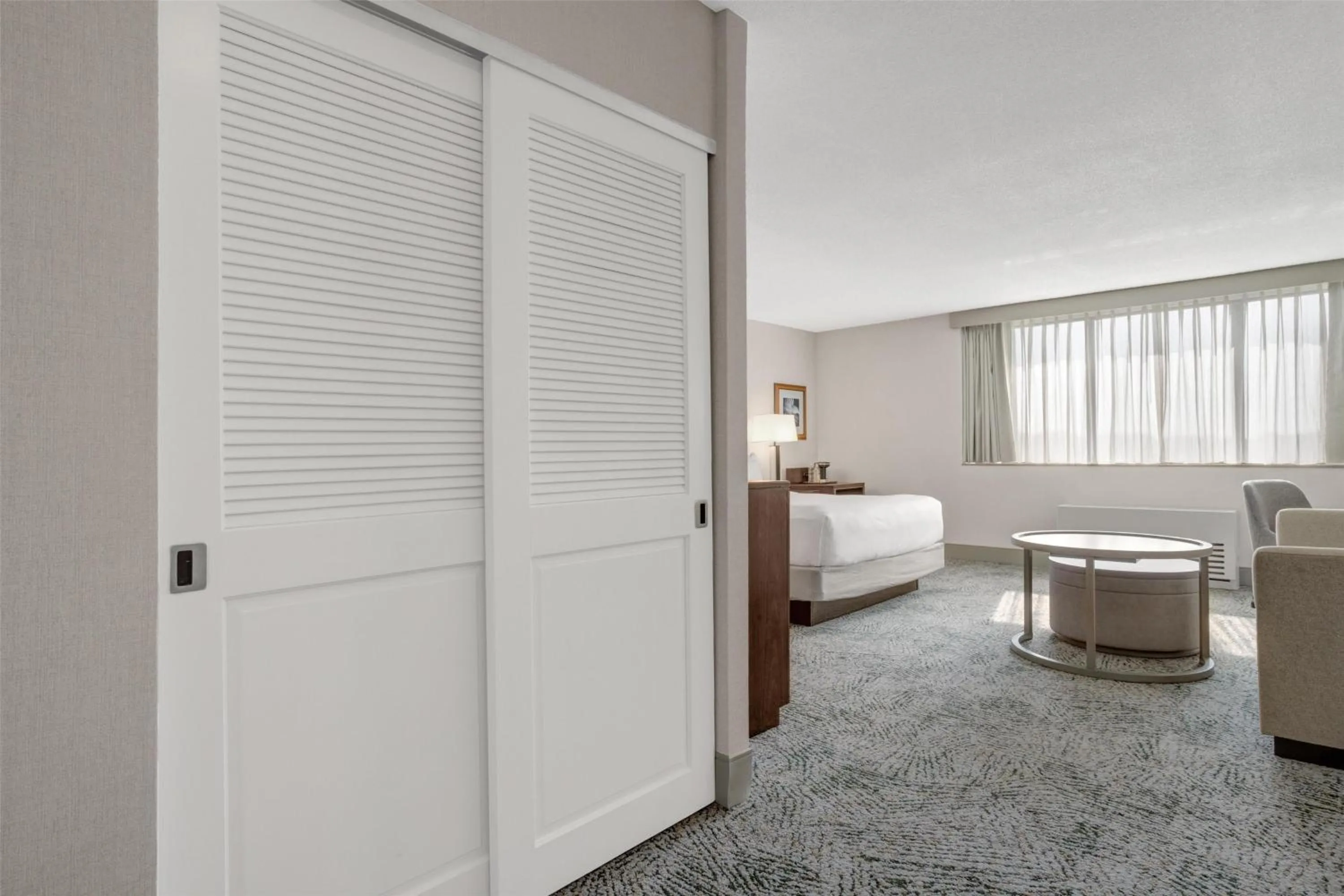 Photo of the whole room, Bed in Hilton Arlington National Landing