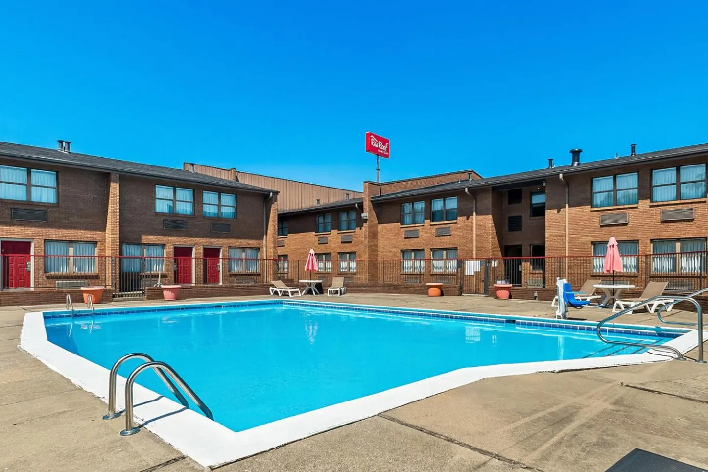 Swimming pool in Red Roof Inn & Suites Lexington - Hamburg