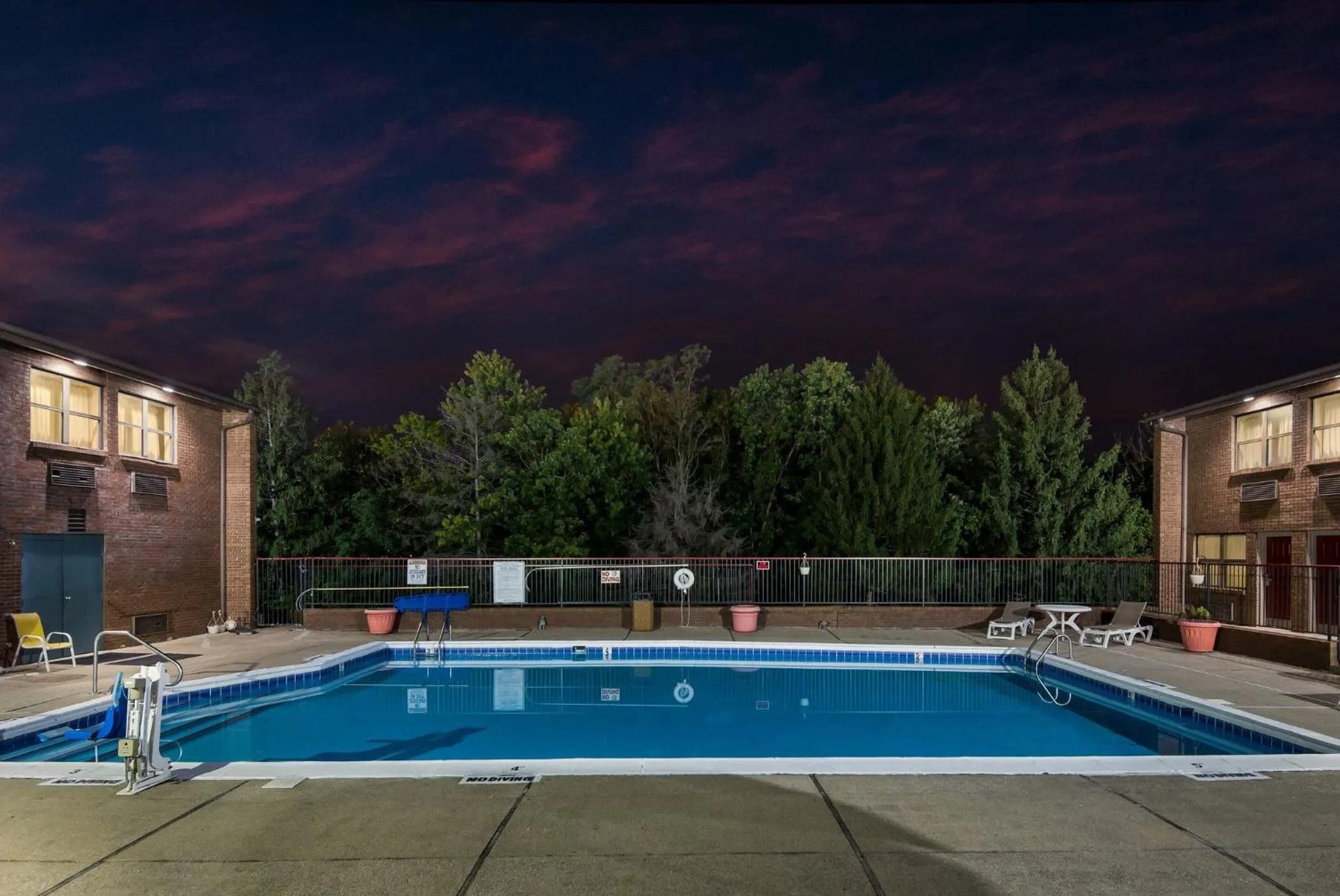 Swimming pool in Red Roof Inn & Suites Lexington - Hamburg