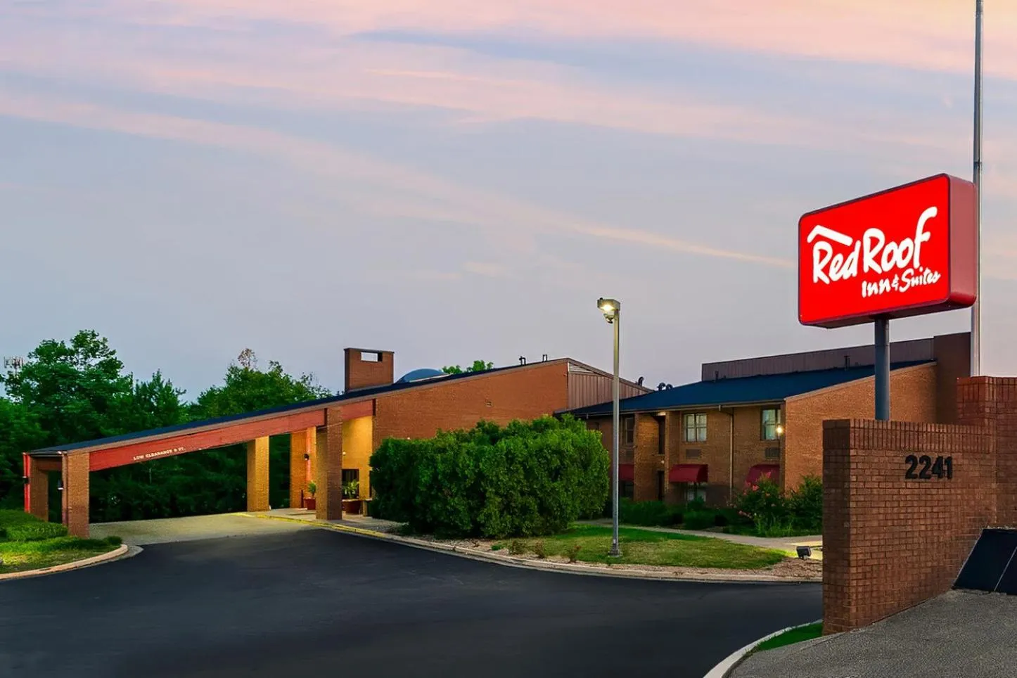 Property building in Red Roof Inn & Suites Lexington - Hamburg