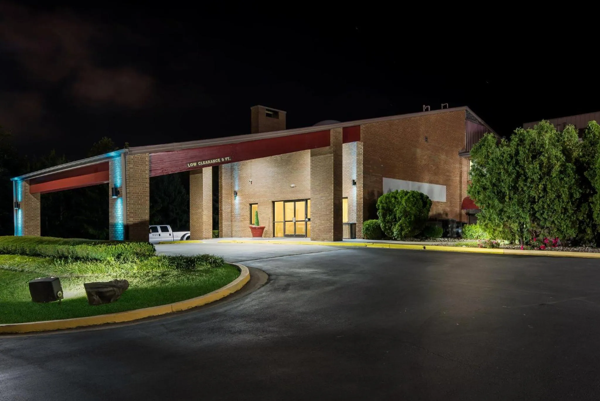 Property building in Red Roof Inn & Suites Lexington - Hamburg