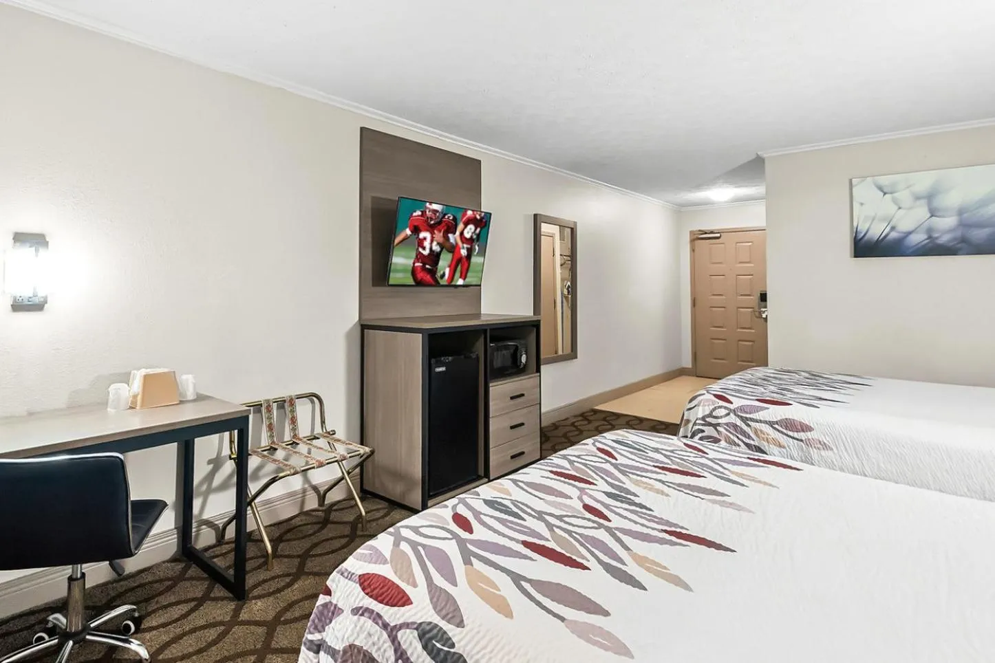 Photo of the whole room, Bed in Red Roof Inn & Suites Lexington - Hamburg