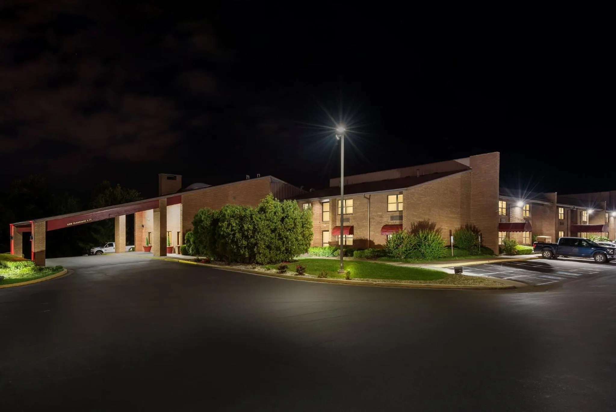 Property building in Red Roof Inn & Suites Lexington - Hamburg