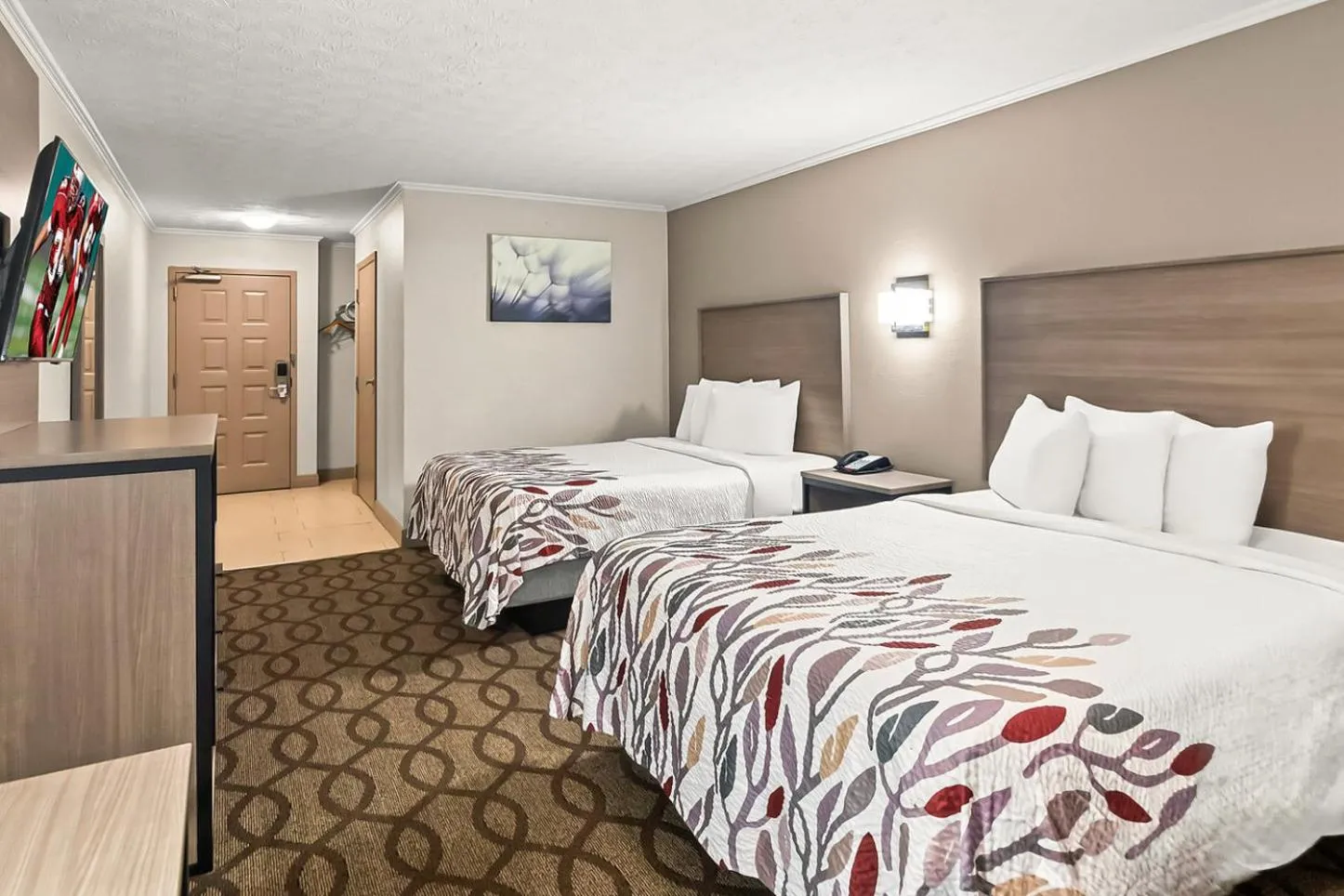 Photo of the whole room, Bed in Red Roof Inn & Suites Lexington - Hamburg