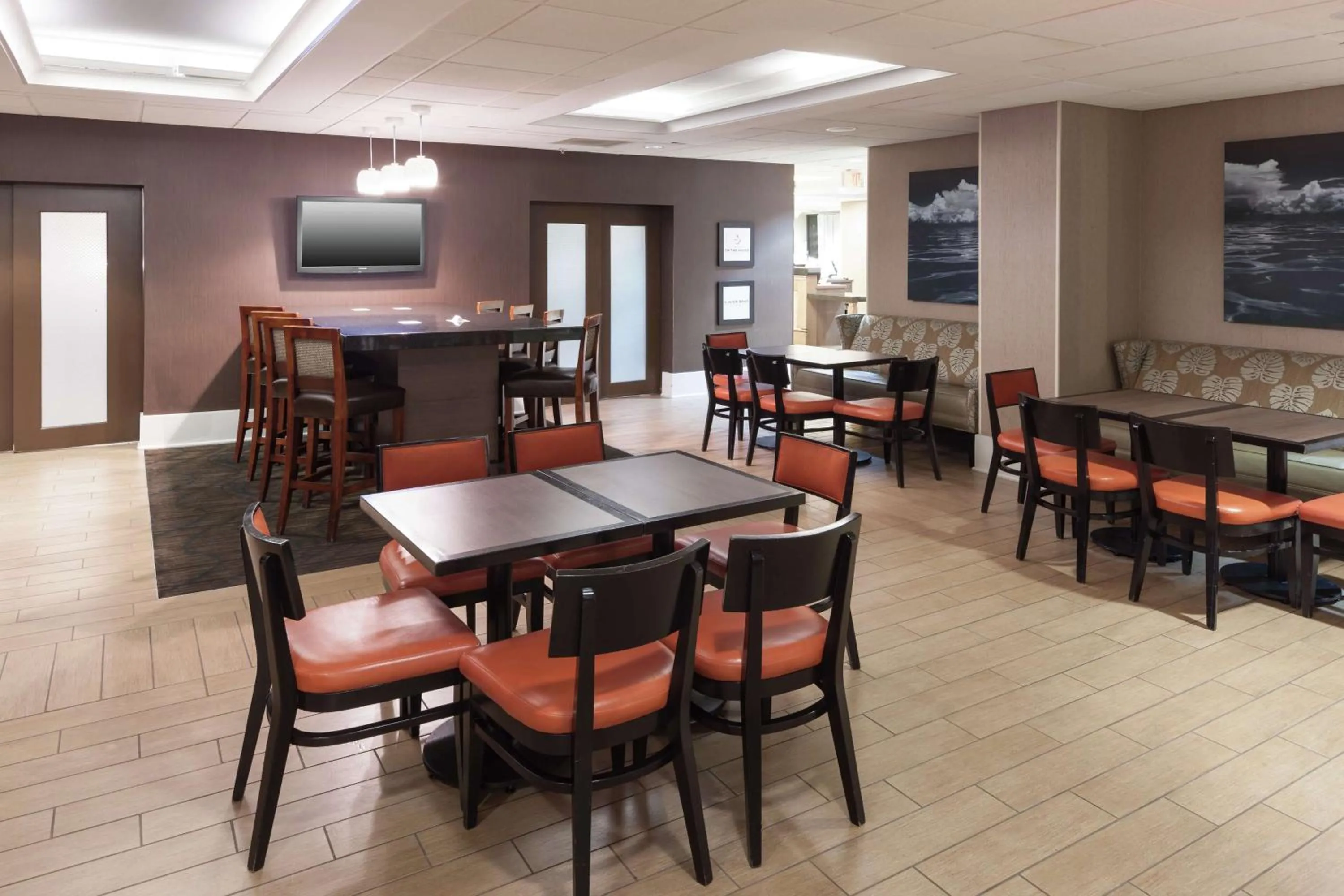 Dining area in Hampton Inn Oceanfront Jacksonville Beach