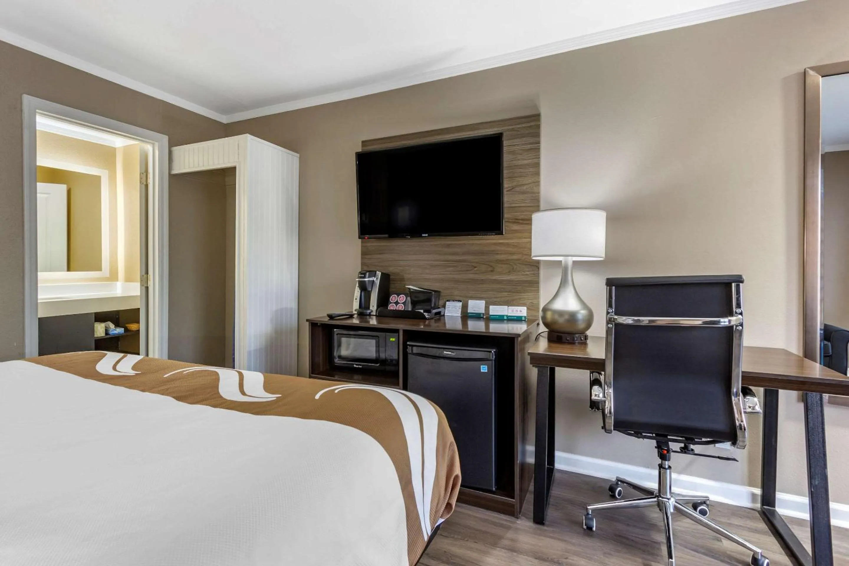 Photo of the whole room, Bed in Quality Inn & Suites Pawleys Island