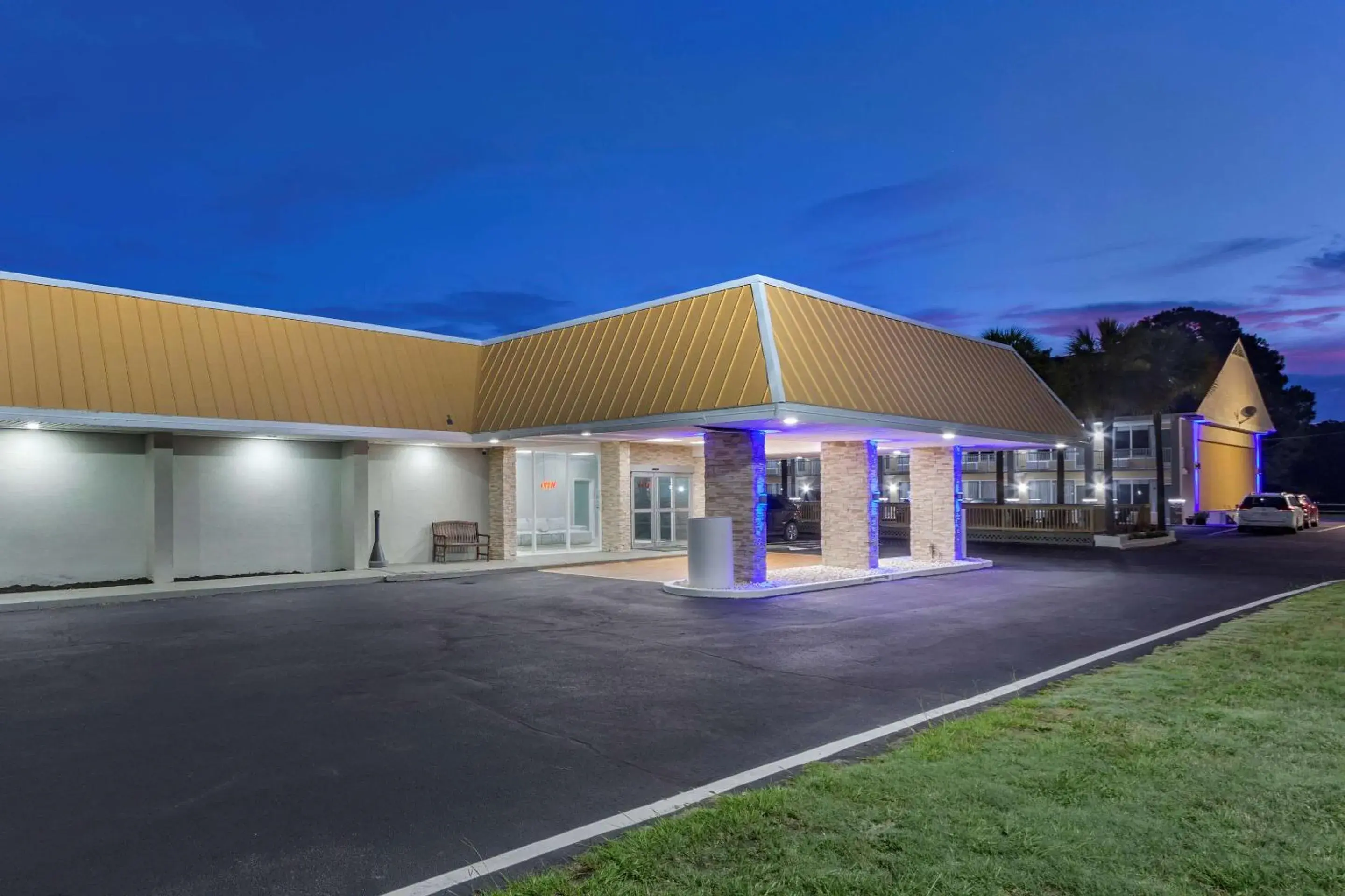 Property building in Quality Inn & Suites Pawleys Island Property building in Quality Inn & Suites Pawleys Island