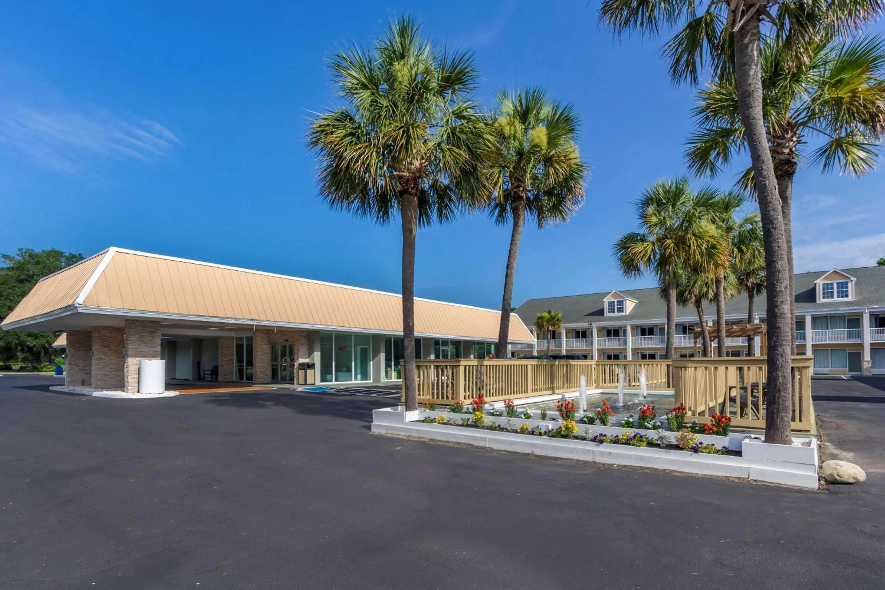 Property building in Quality Inn & Suites Pawleys Island
