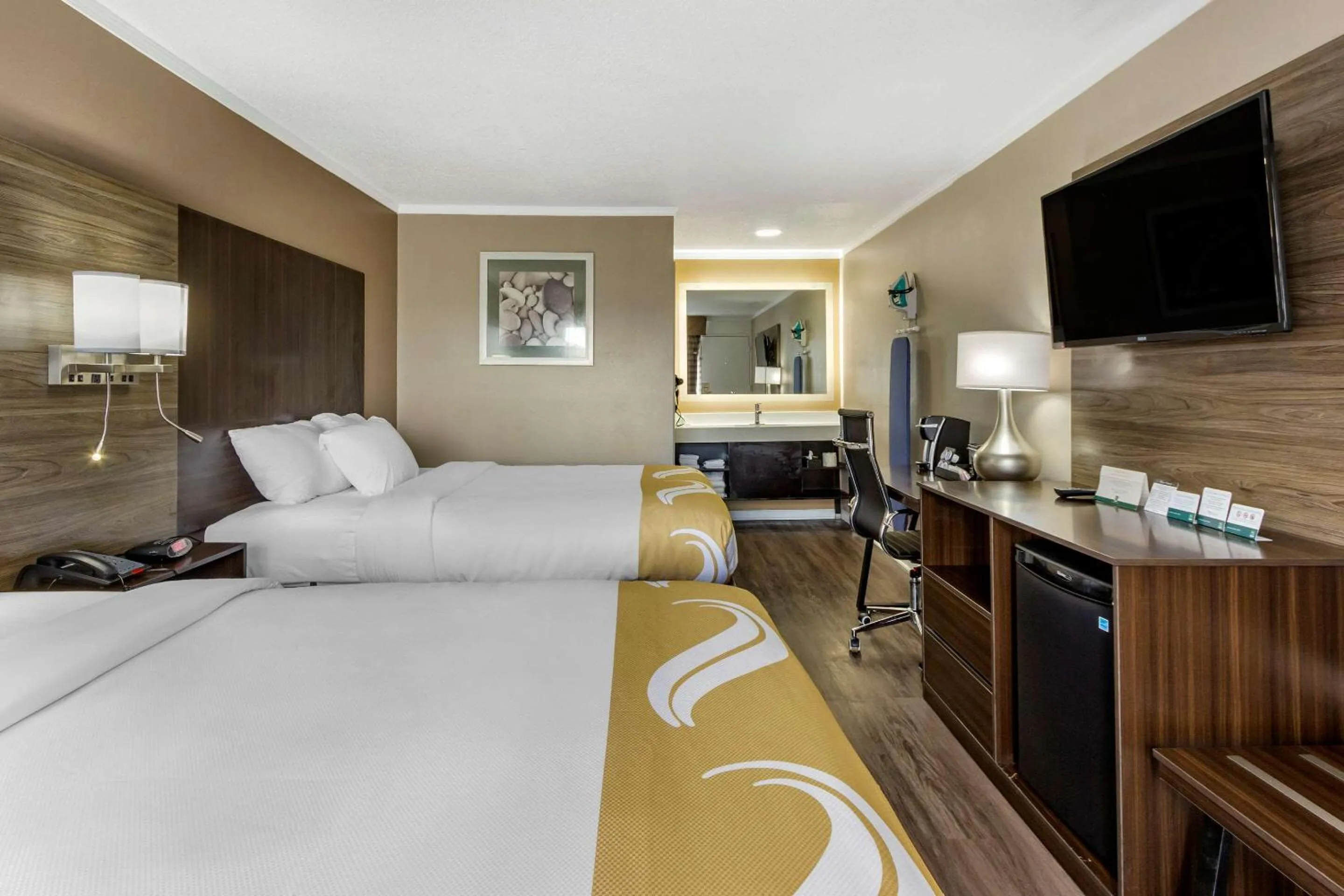 Photo of the whole room, Bed in Quality Inn & Suites Pawleys Island