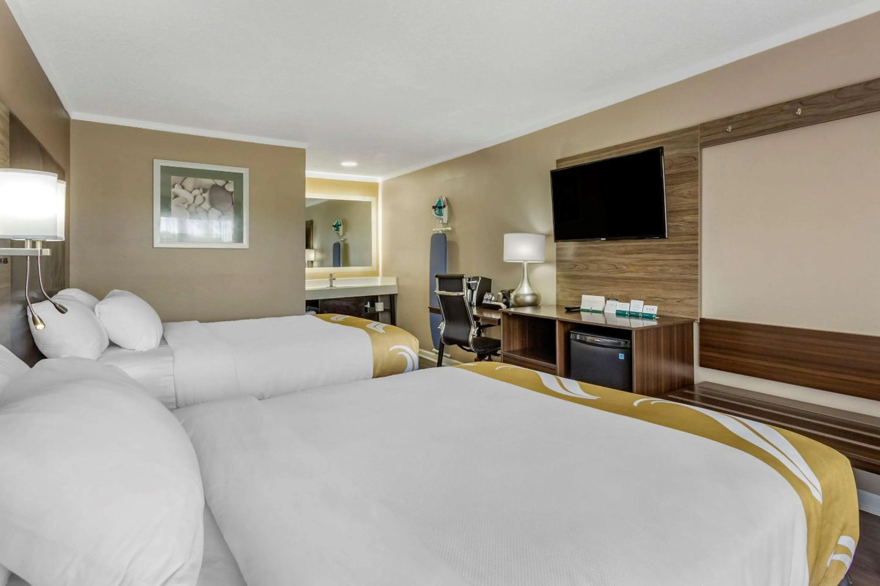 Photo of the whole room, Bed in Quality Inn & Suites Pawleys Island
