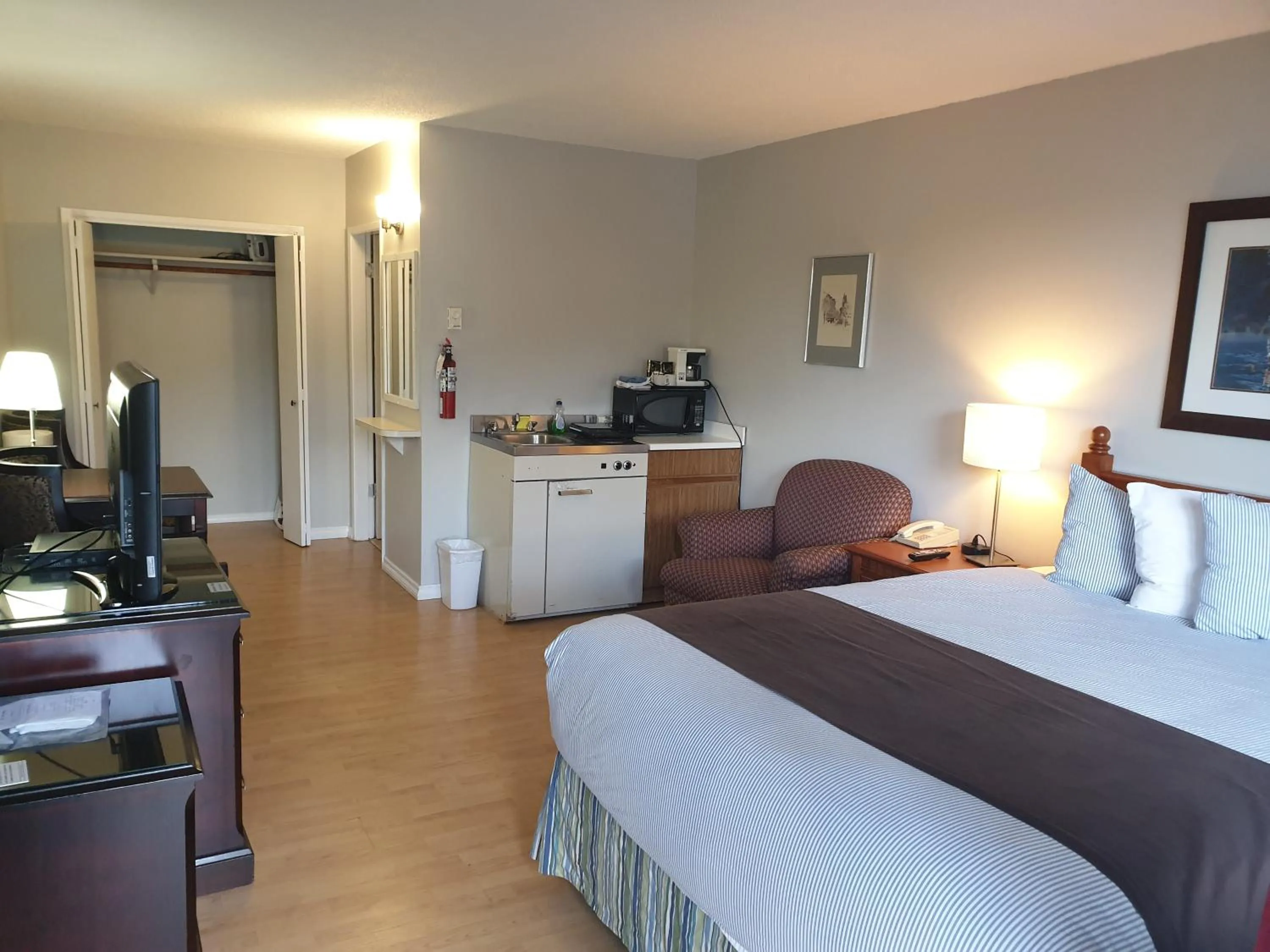 Bed in Island View Lodge