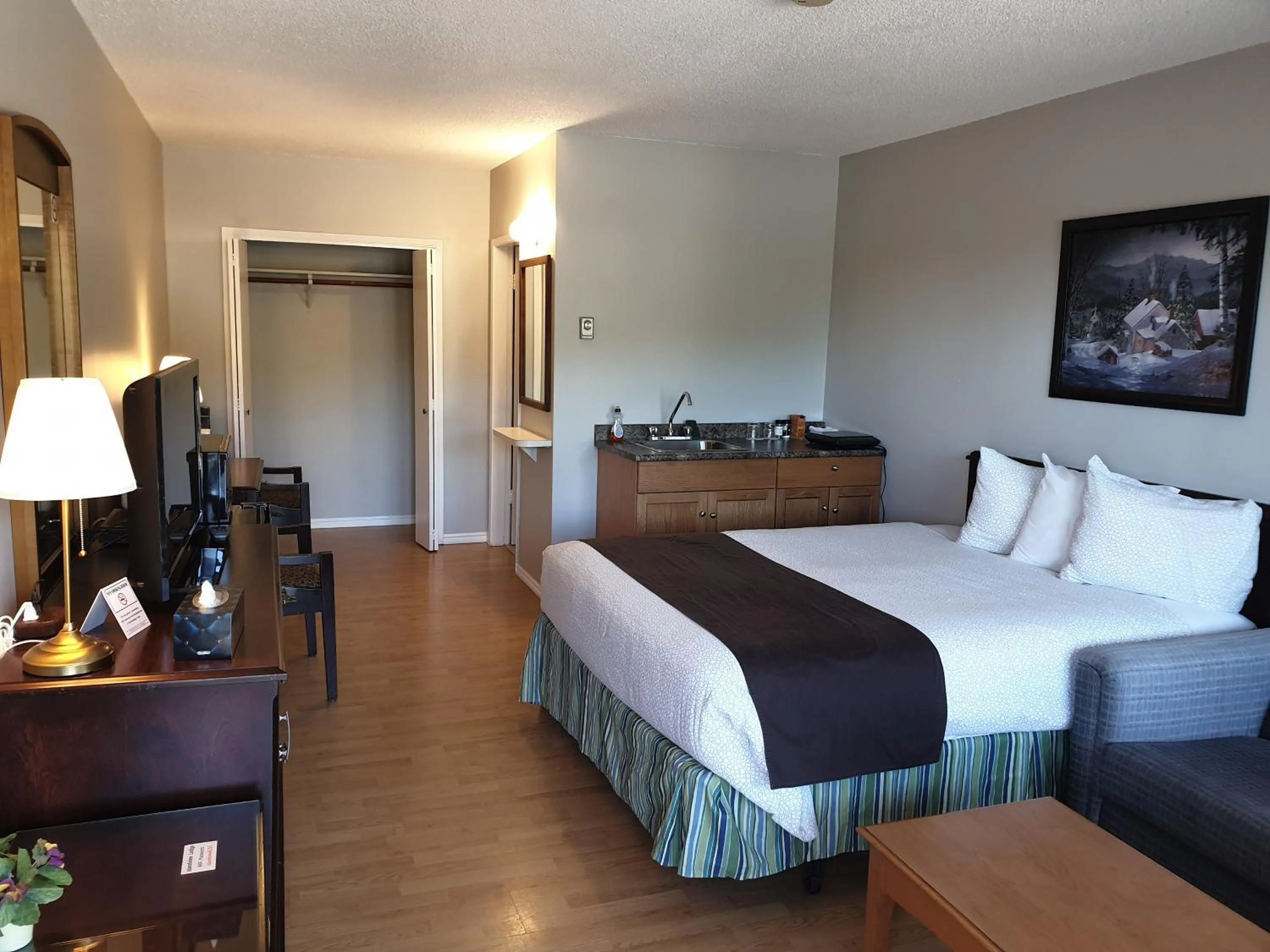 Bed in Island View Lodge