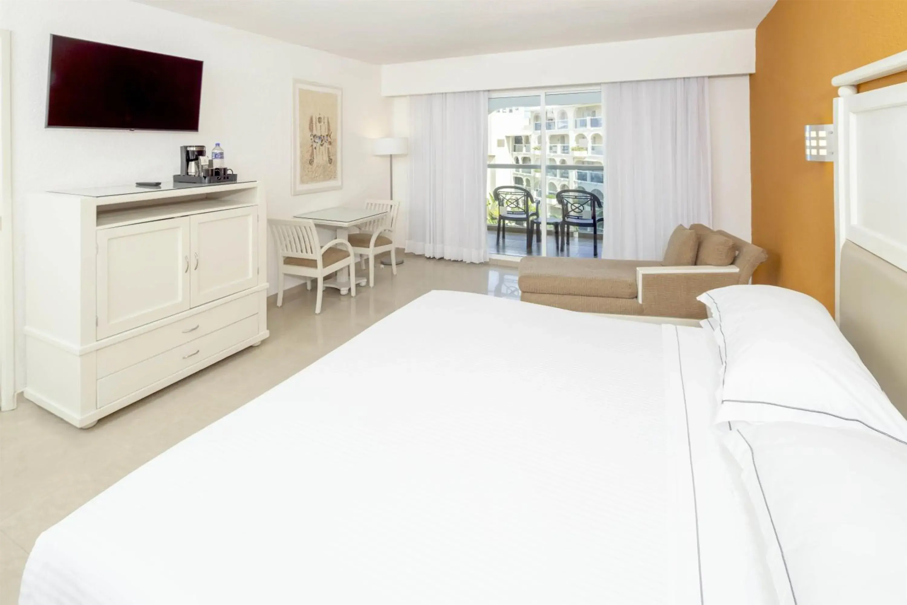 Bedroom, Bed in Occidental Costa Cancún - All Inclusive Bedroom, Bed in Occidental Costa Cancún - All Inclusive