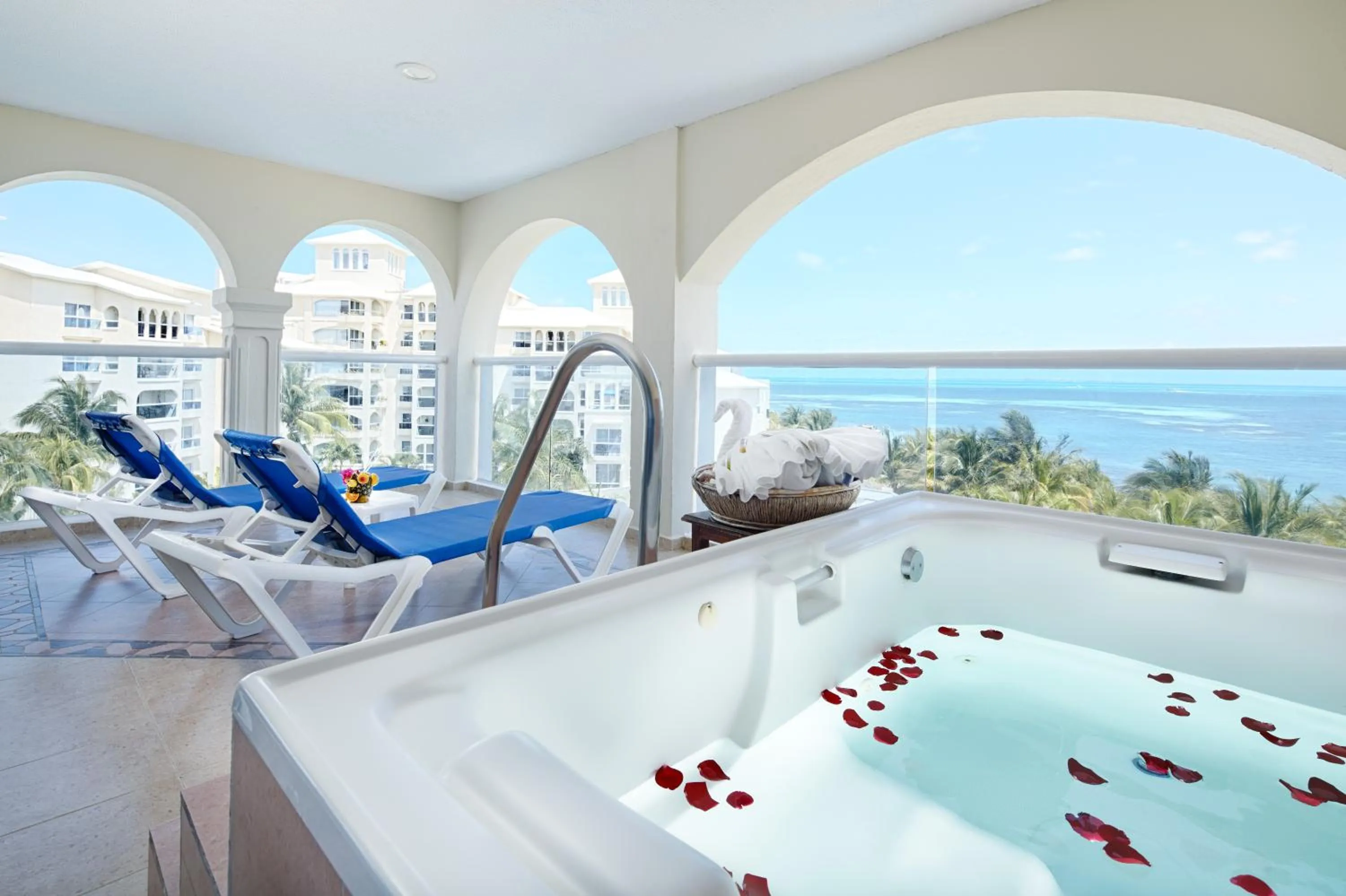 Hot Tub in Occidental Costa Cancún - All Inclusive