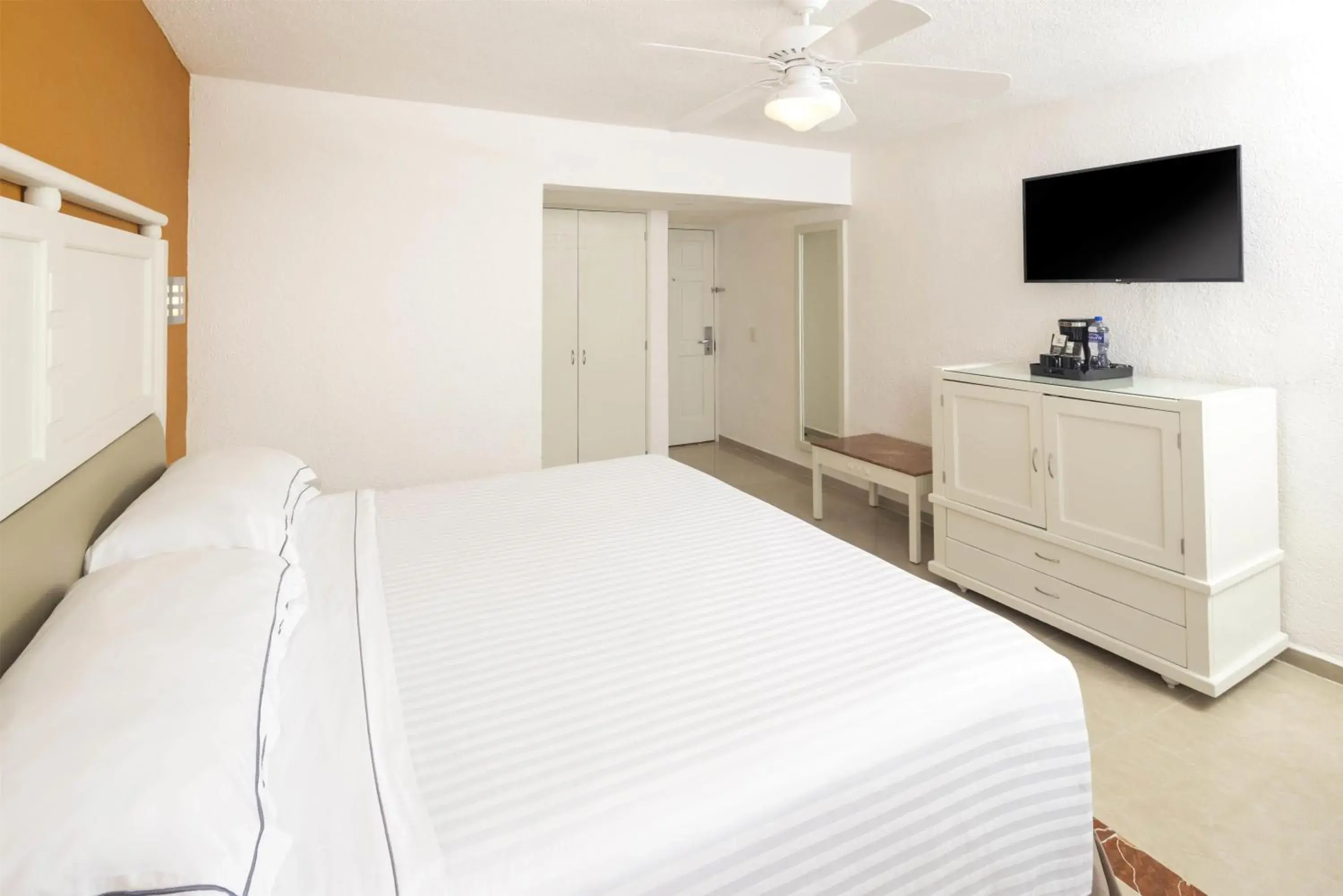 Bedroom, Bed in Occidental Costa Cancún - All Inclusive Bedroom, Bed in Occidental Costa Cancún - All Inclusive