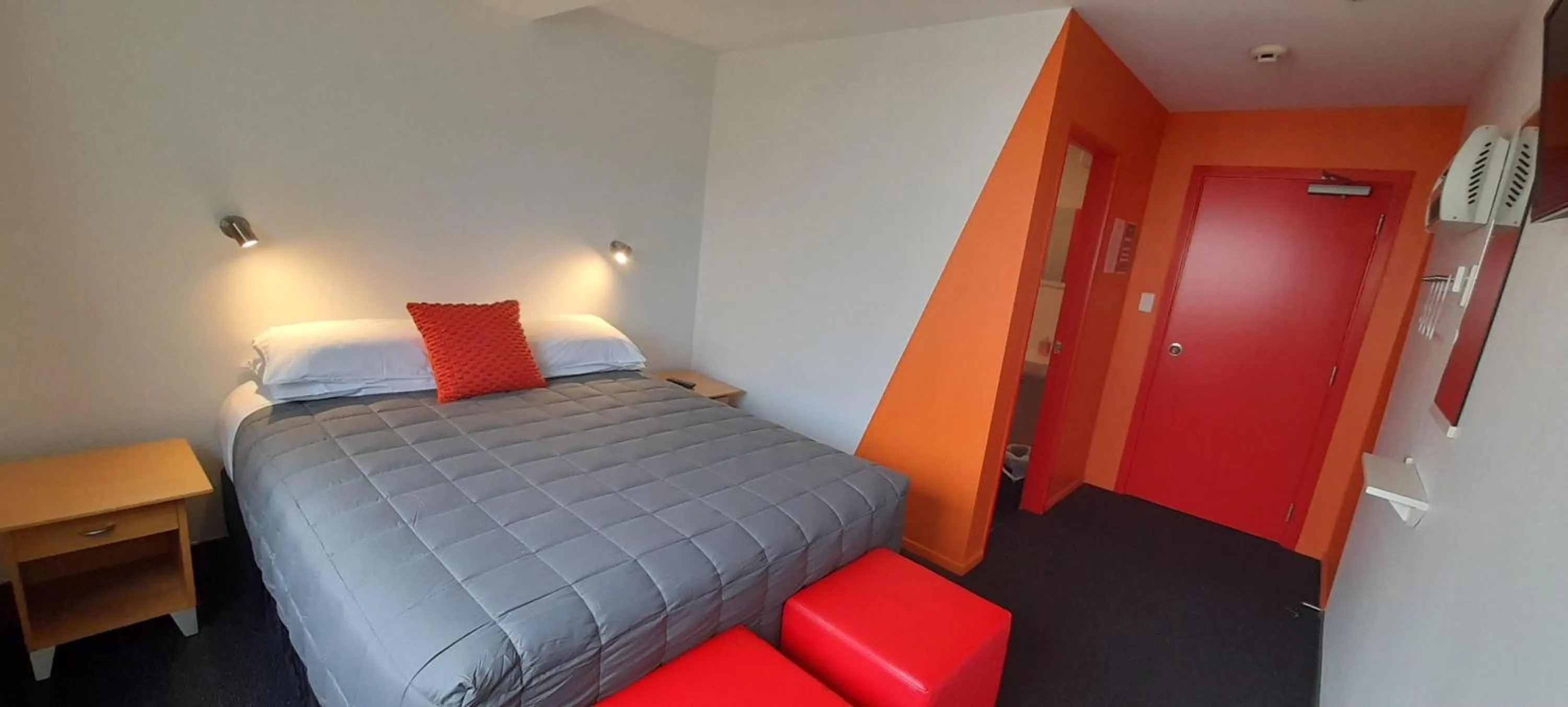 Photo of the whole room, Bed in YHA Nelson