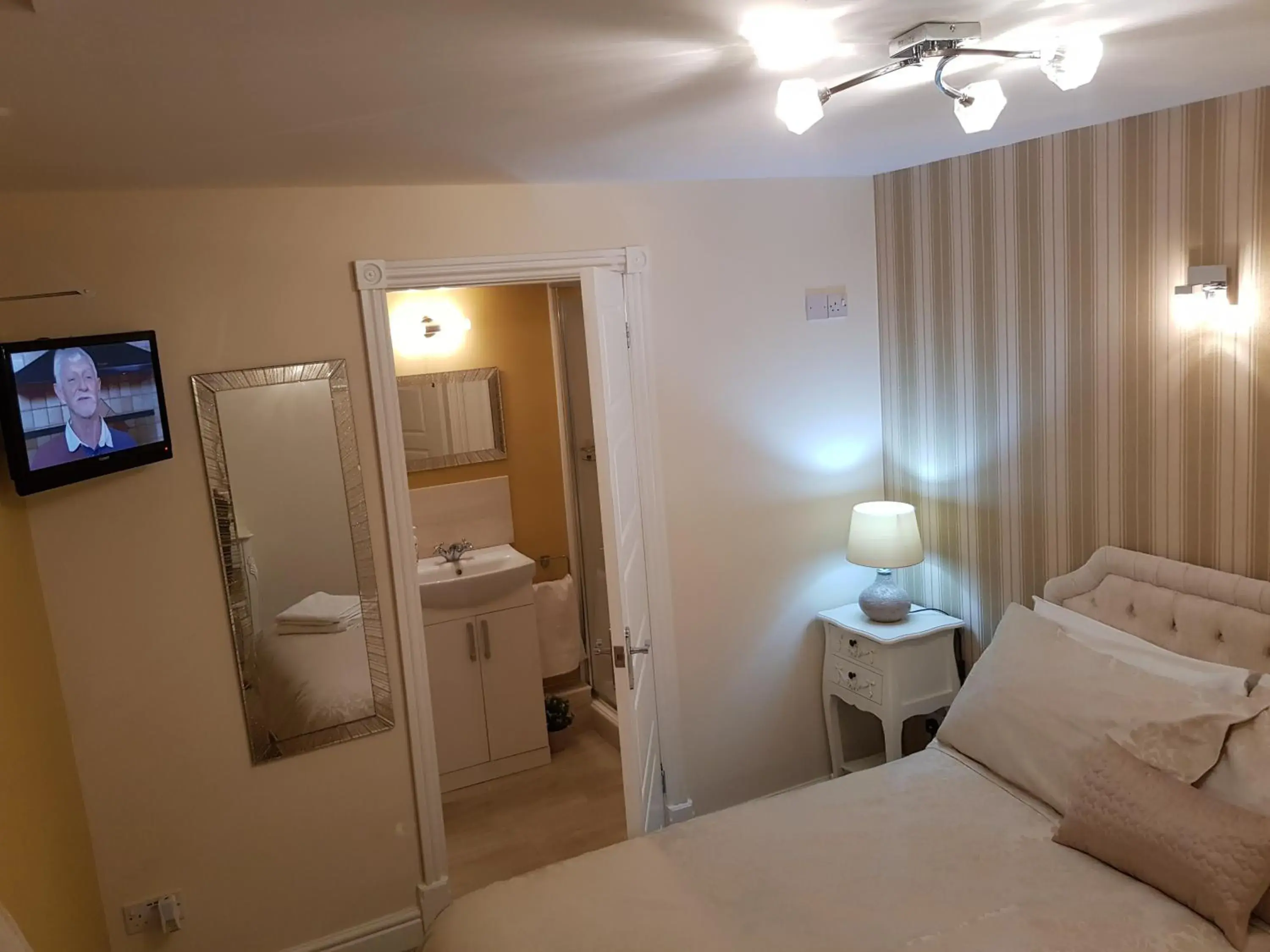 Deluxe Double Room with Shower in Chatterley House Deluxe Double Room with Shower in Chatterley House