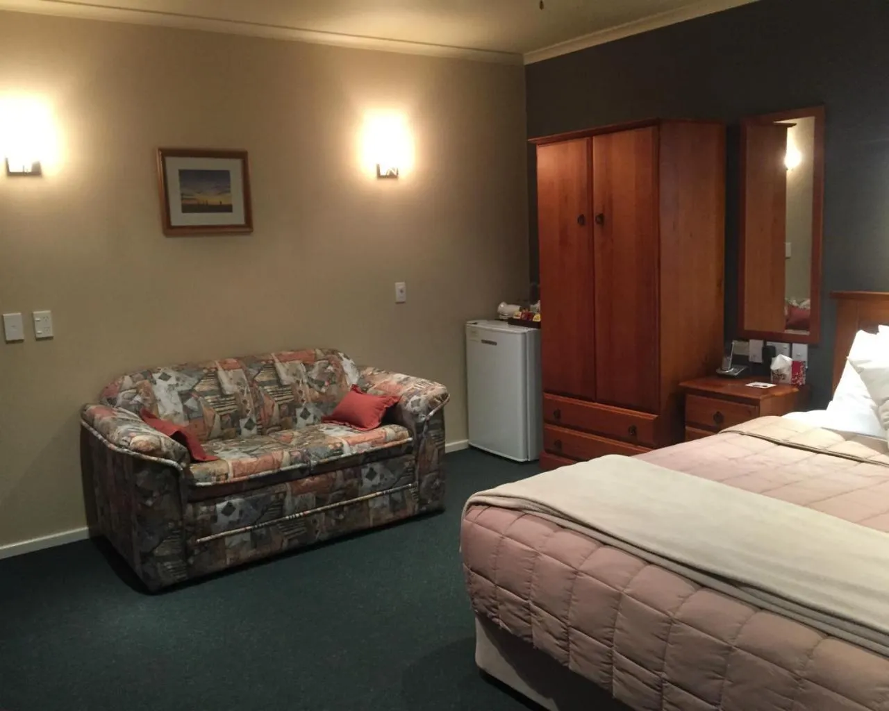 Coffee/tea facilities, Bed in Lake Roxburgh Lodge