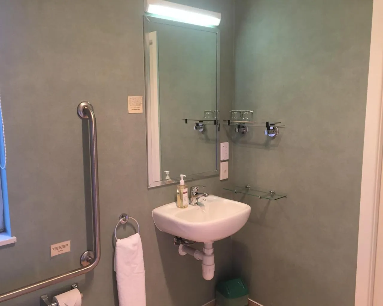 Bathroom in Lake Roxburgh Lodge